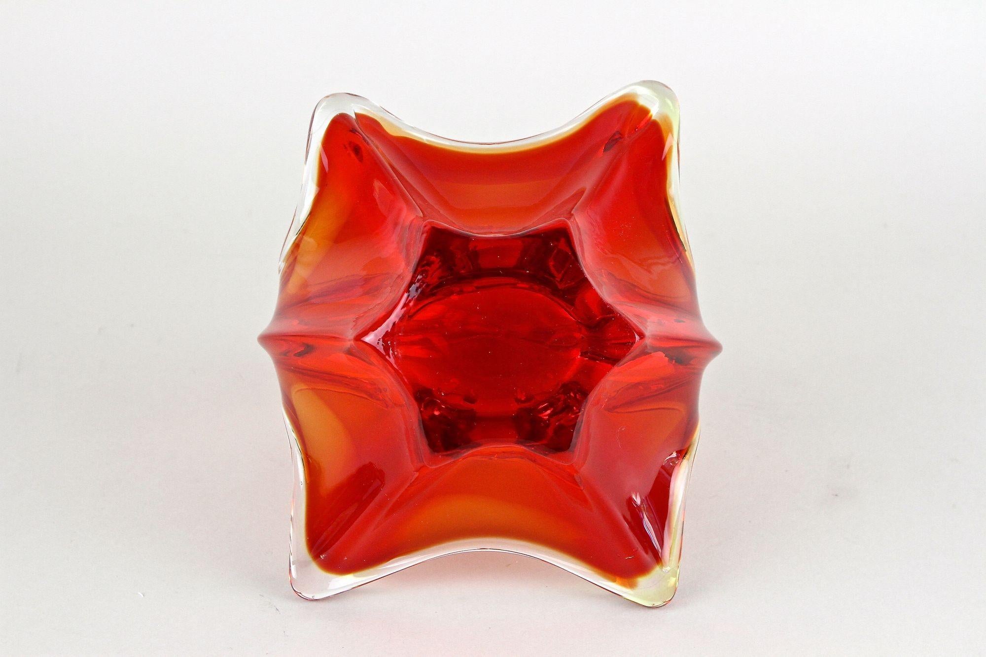 Korb/Schale aus rotem/bernsteinfarbenem Murano-Glas mit Griffen, Italien um 1960 im Angebot 12