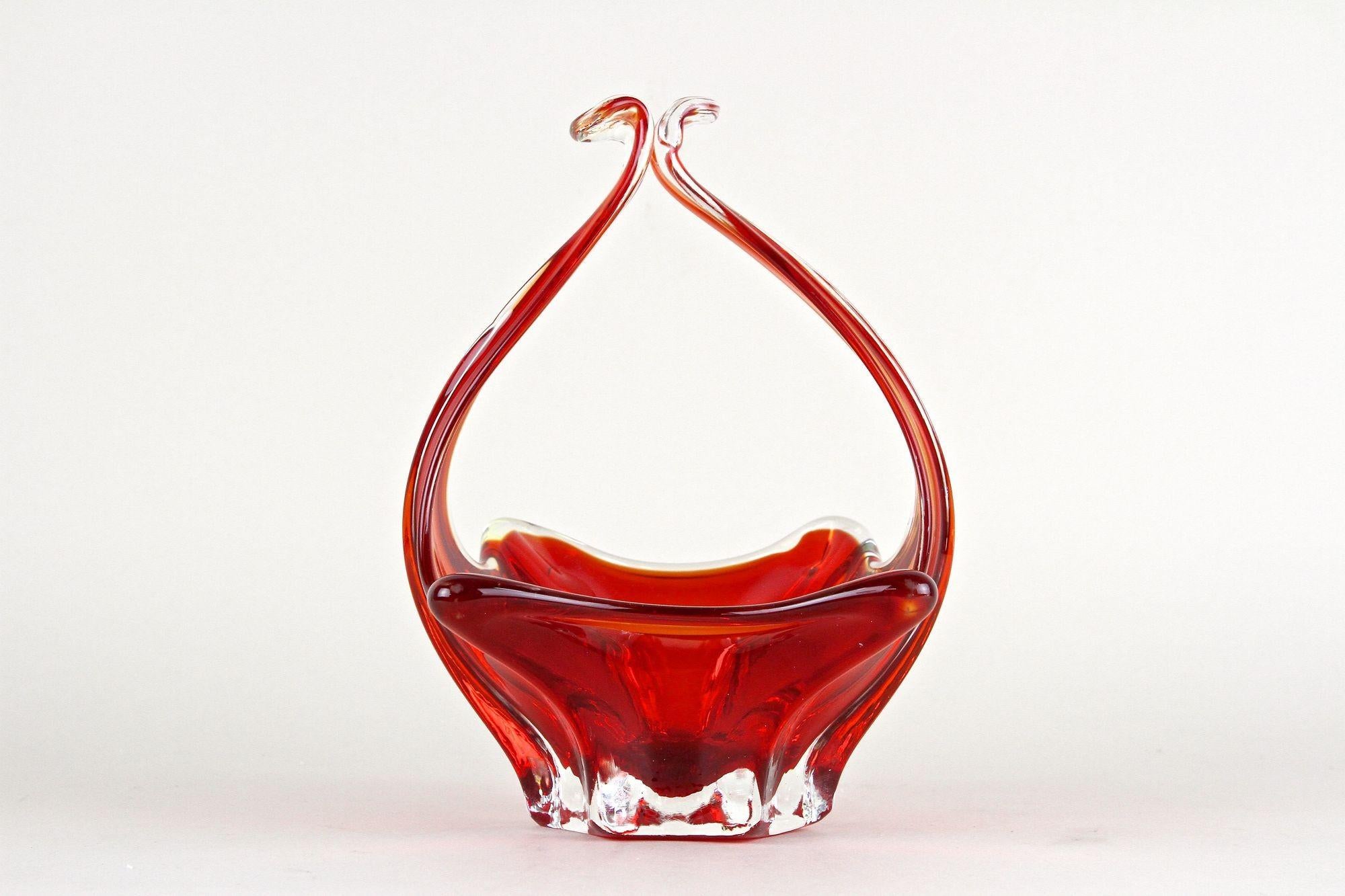 Korb/Schale aus rotem/bernsteinfarbenem Murano-Glas mit Griffen, Italien um 1960 (Moderne der Mitte des Jahrhunderts) im Angebot