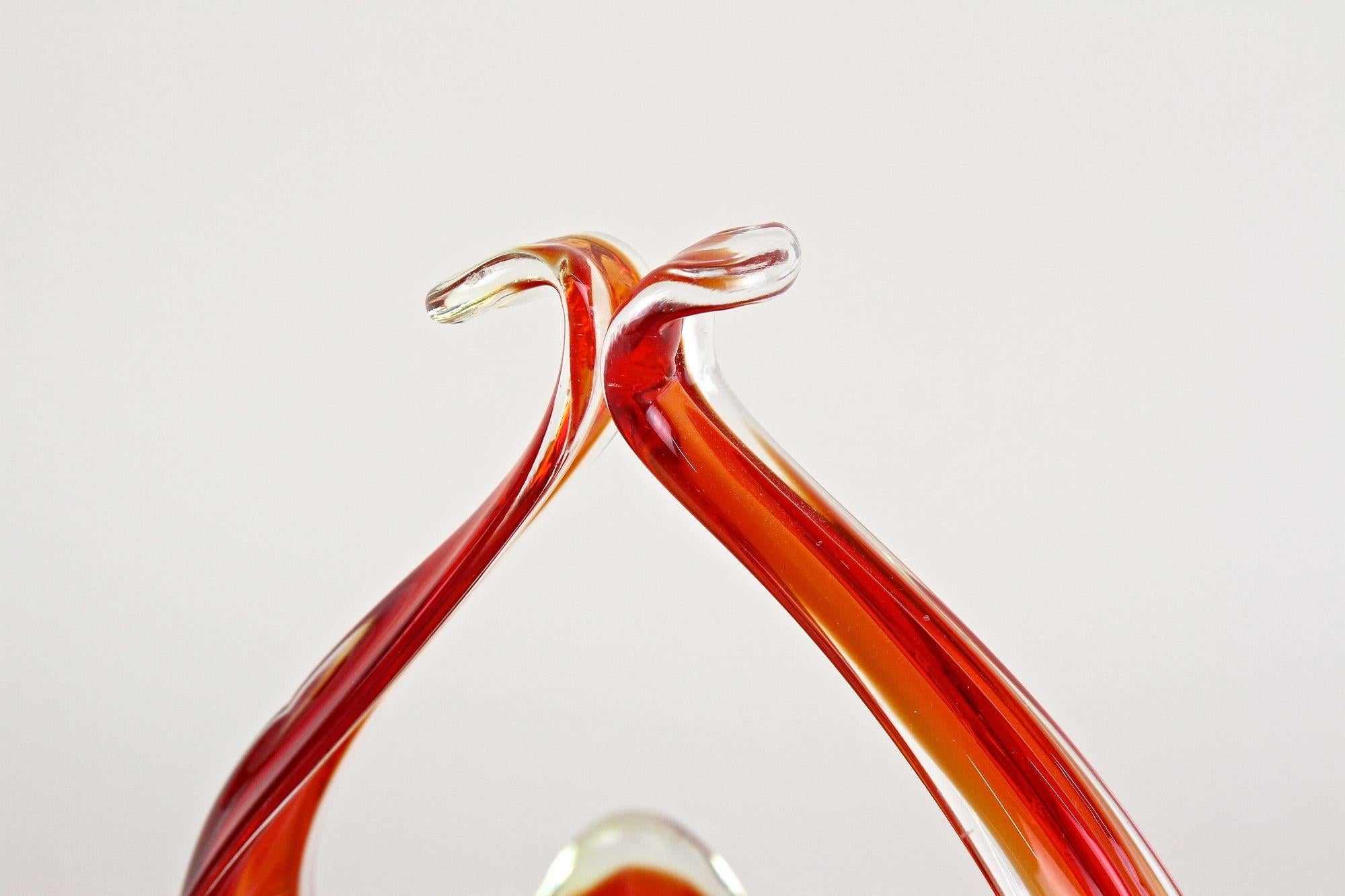 Korb/Schale aus rotem/bernsteinfarbenem Murano-Glas mit Griffen, Italien um 1960 (Italienisch) im Angebot
