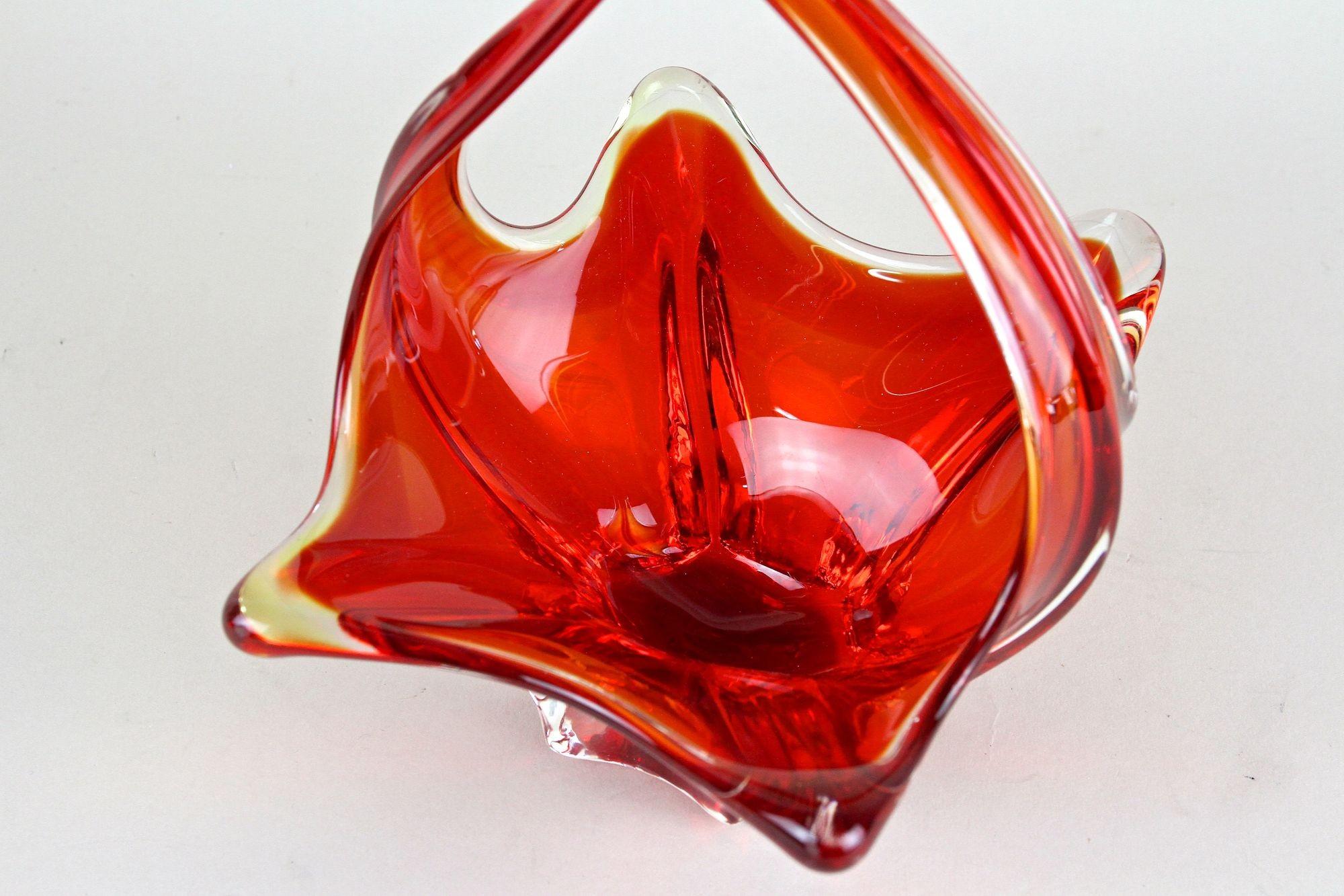 Korb/Schale aus rotem/bernsteinfarbenem Murano-Glas mit Griffen, Italien um 1960 (Handgefertigt) im Angebot