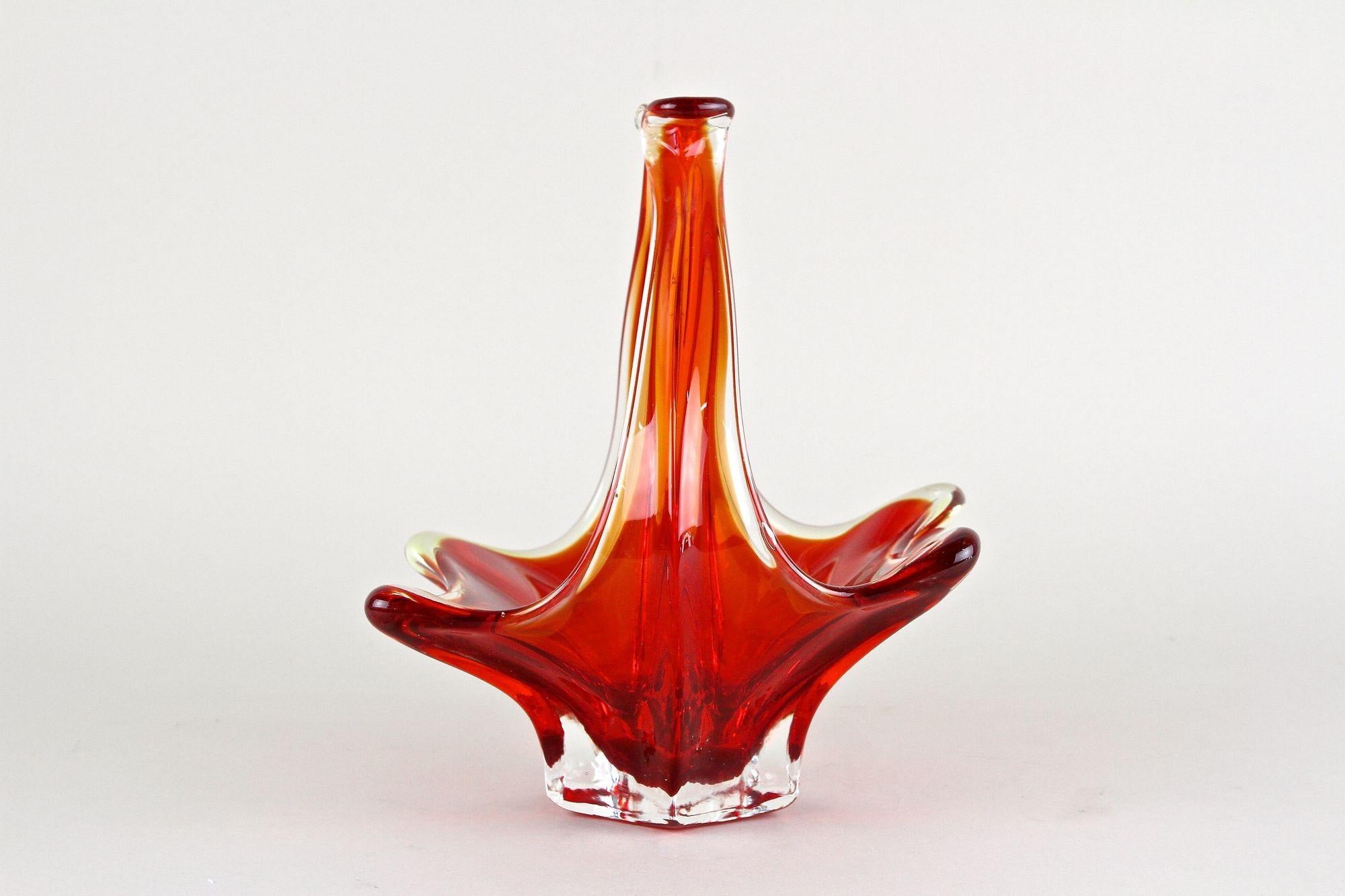 Korb/Schale aus rotem/bernsteinfarbenem Murano-Glas mit Griffen, Italien um 1960 im Zustand „Gut“ im Angebot in Lichtenberg, AT
