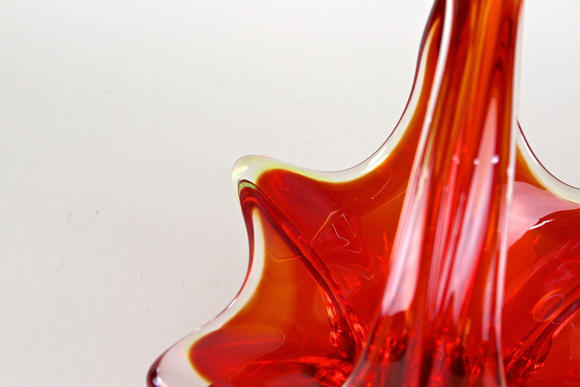 Korb/Schale aus rotem/bernsteinfarbenem Murano-Glas mit Griffen, Italien um 1960 (20. Jahrhundert) im Angebot