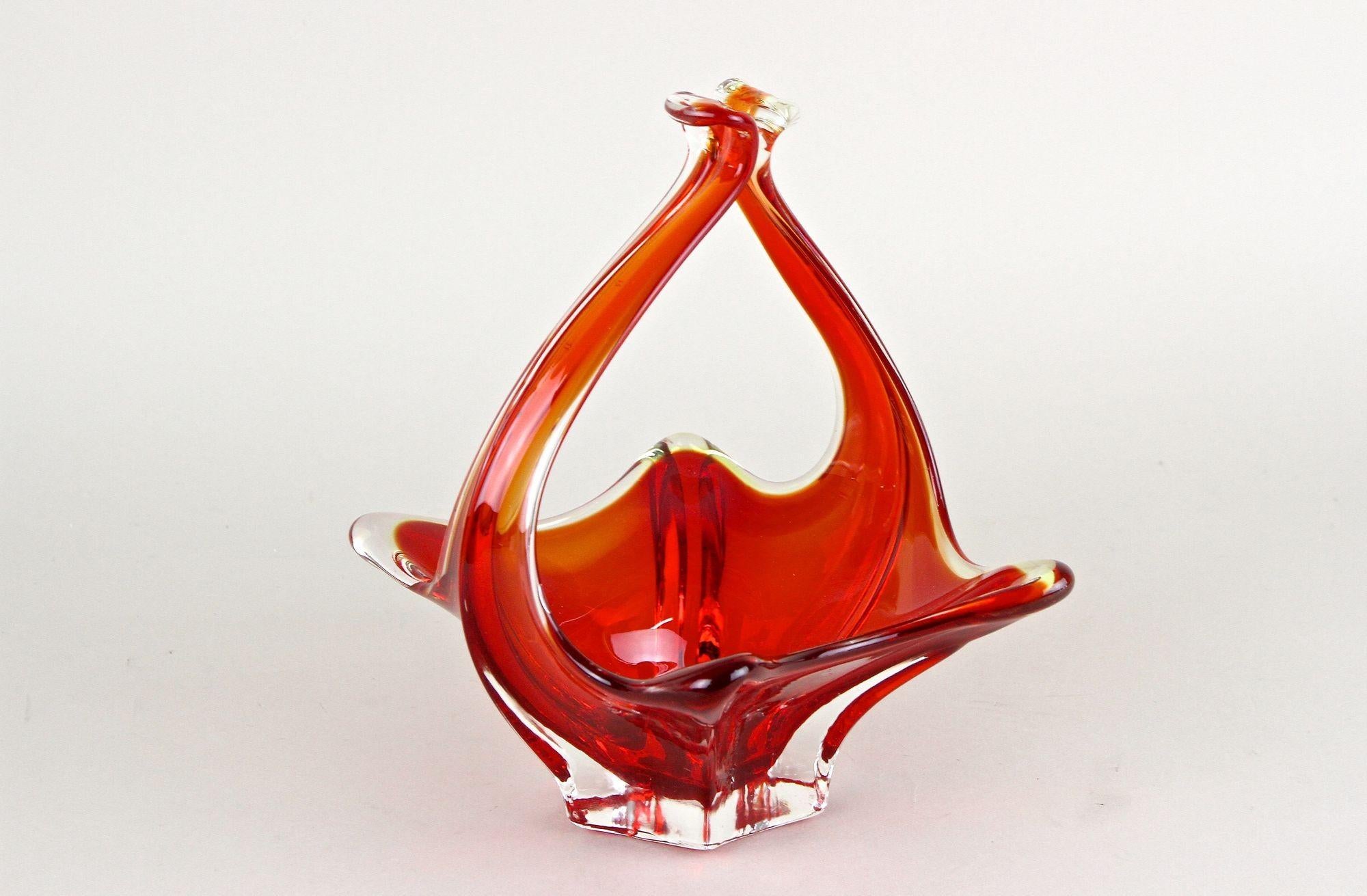 Korb/Schale aus rotem/bernsteinfarbenem Murano-Glas mit Griffen, Italien um 1960 (Muranoglas) im Angebot