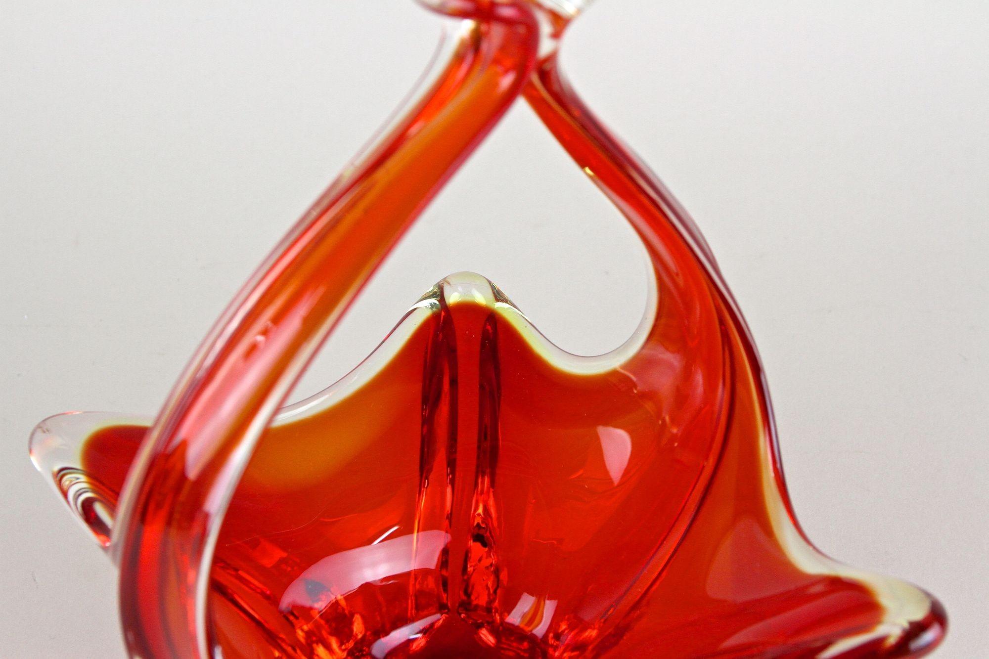 Korb/Schale aus rotem/bernsteinfarbenem Murano-Glas mit Griffen, Italien um 1960 im Angebot 1