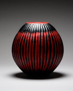 Jarrón de cristal artístico de Murano, estilo «Battuto», en rojo y negro, con acabado «Incamiciato», Italia, décadas de 1970 y 1980