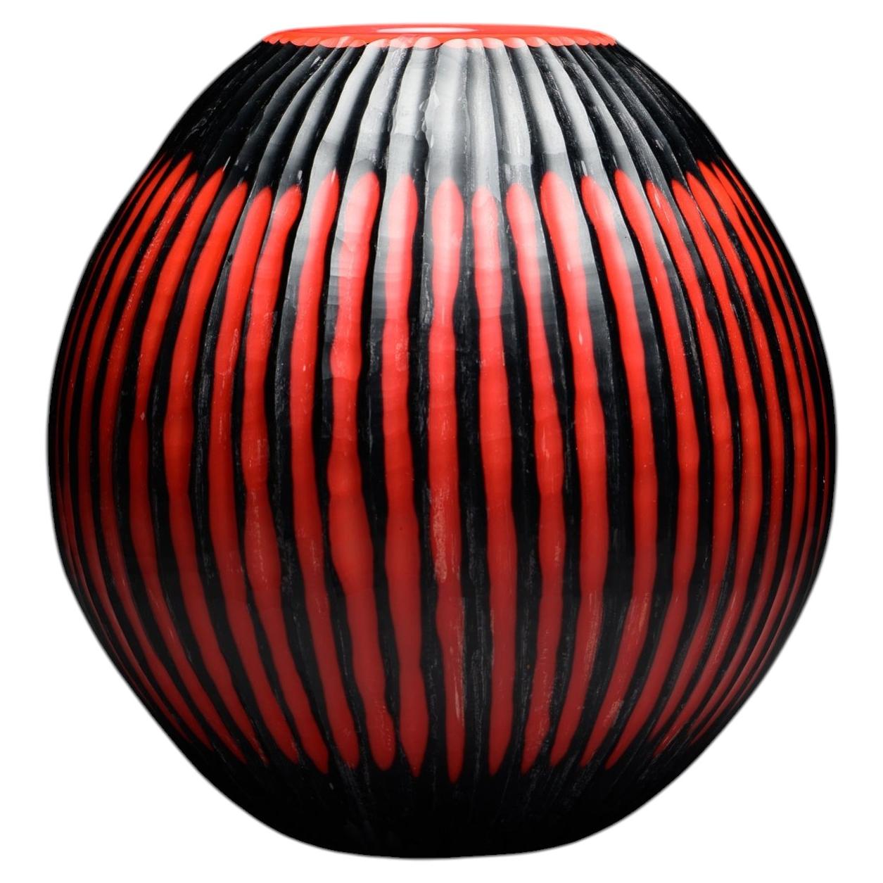 Vaso in vetro artistico di Murano in stile Battuto, rosso e nero, tecnica incamiciato, Italia, anni ’70-’80