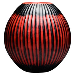 Jarrón de cristal artístico de Murano, estilo «Battuto», en rojo y negro, con acabado «Incamiciato», Italia, décadas de 1970 y 1980