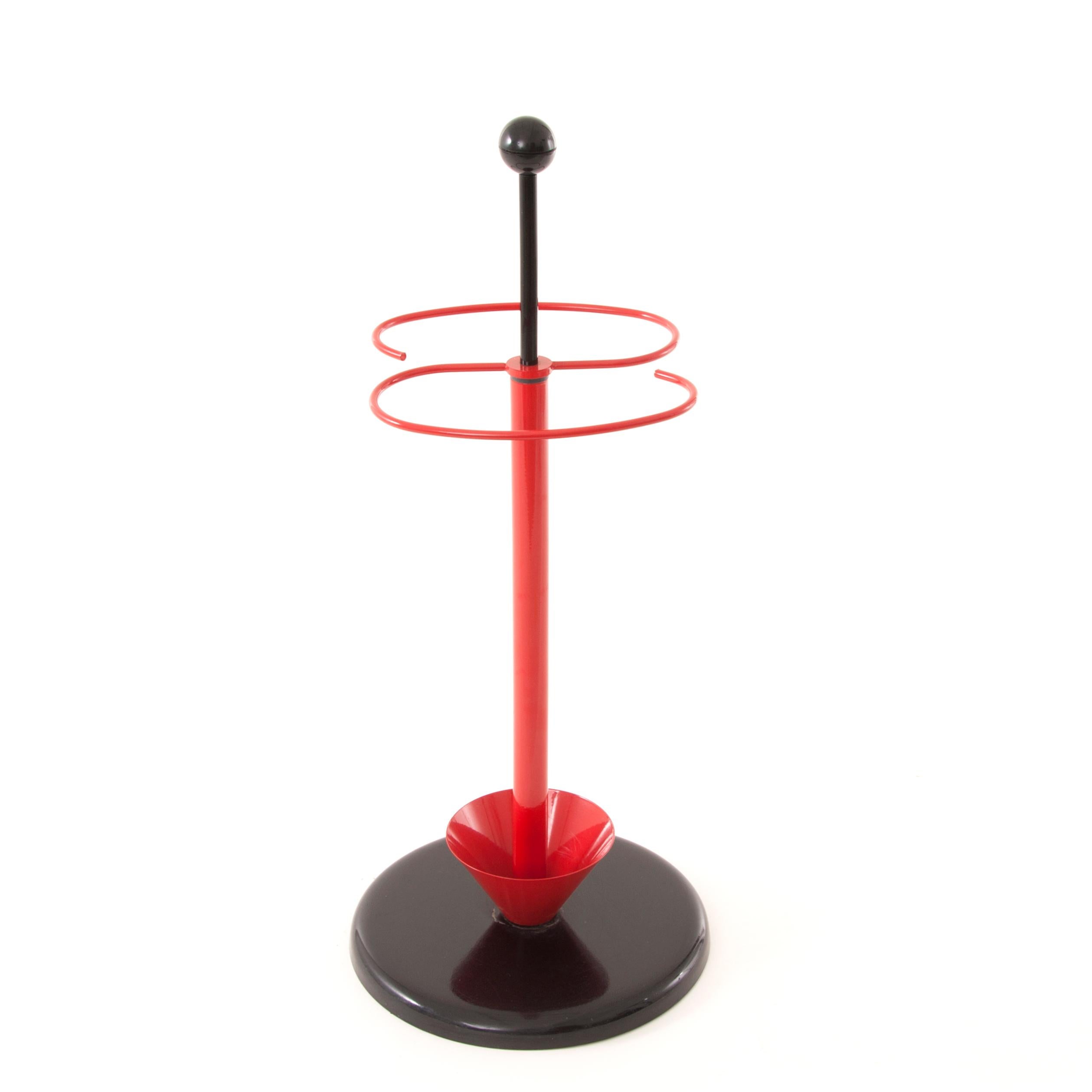 A beautiful red and black umbrella stand from the 1980s in the style of Servopluvio by Achille & Pier Giacomo Castiglioni / Memphis. Made of metal and plastic, in excellent condition.

 