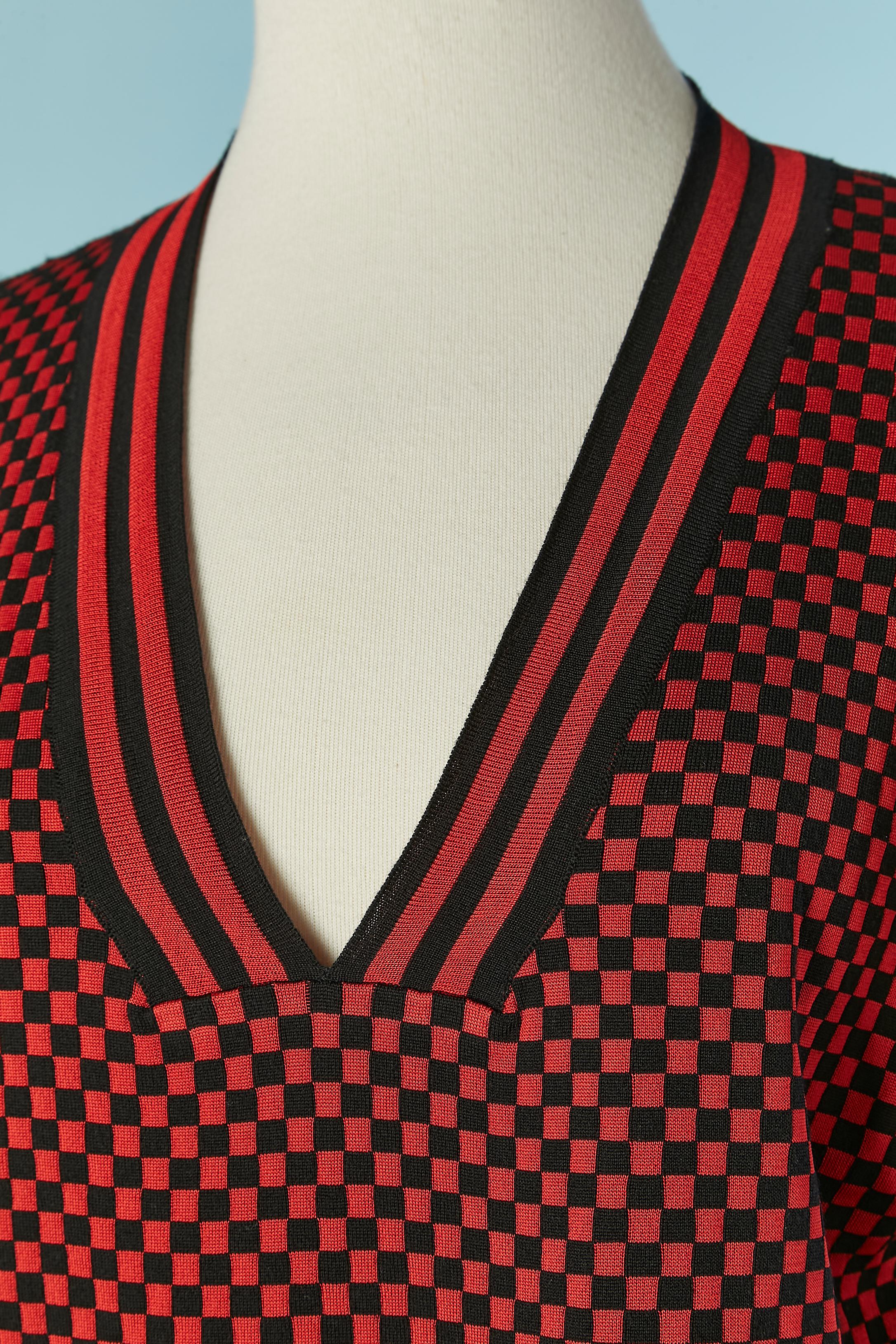 Roter und schwarzer Pullover mit Karomuster . Zusammensetzung des Stoffes: 50% Wolle, 50% Viskose. 
GRÖSSE M 