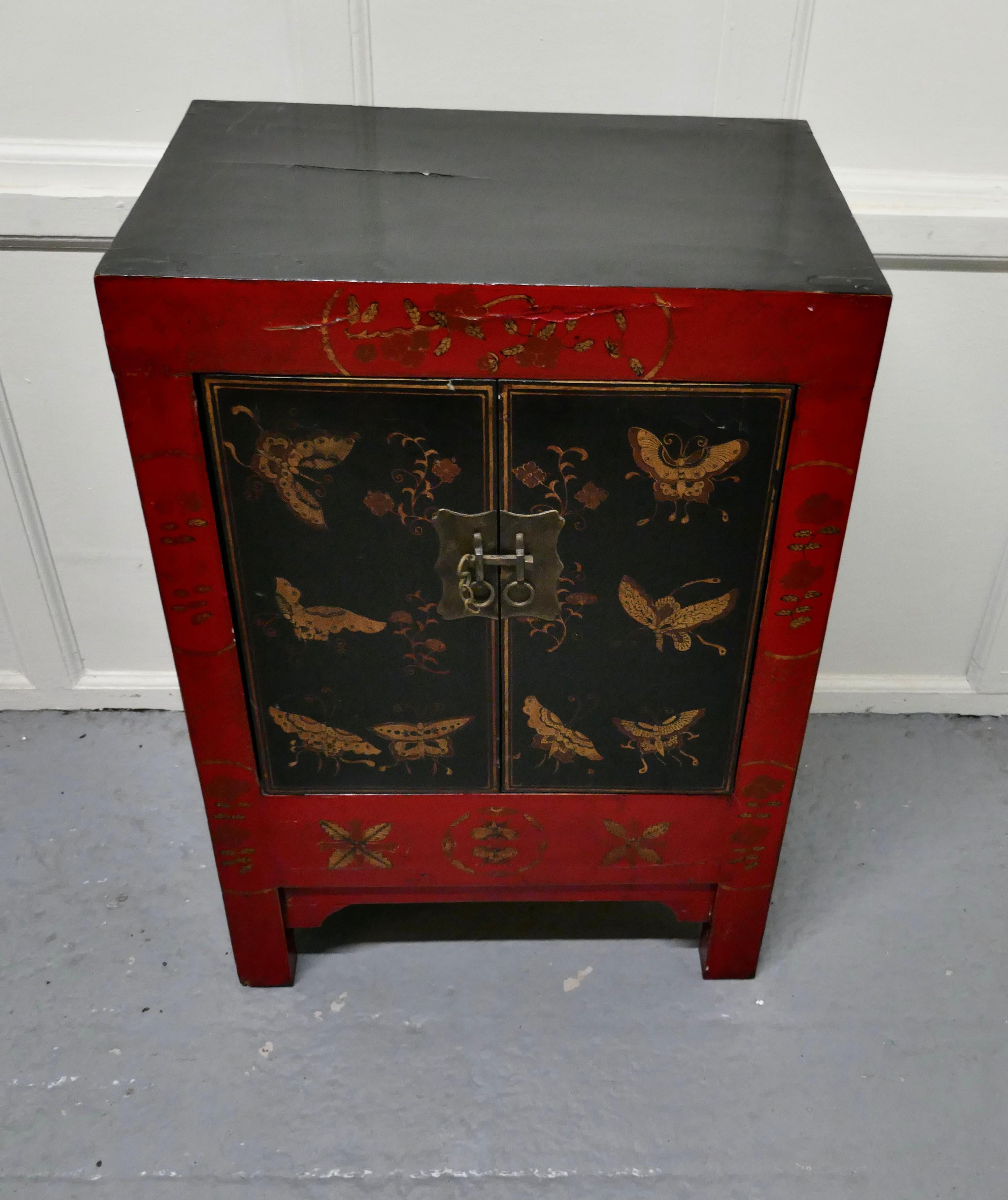 Red and black chinoiserie lacquer cupboard decorated with butterflies

The cupboard is made in wood, it is decorated with butterflies, the Chinese symbol for happiness and new love

The cupboard has 2 doors, they have a large lock plate complete