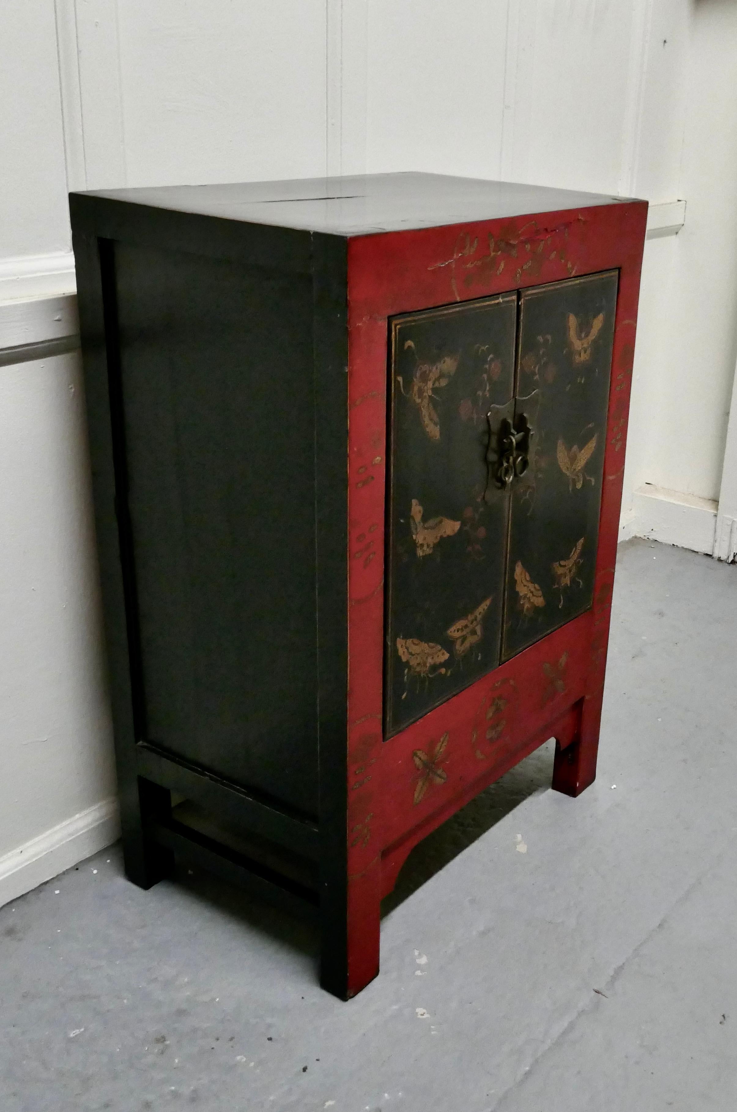 Red and Black Chinoiserie Lacquer Cupboard Decorated with Butterflies In Good Condition In Chillerton, Isle of Wight