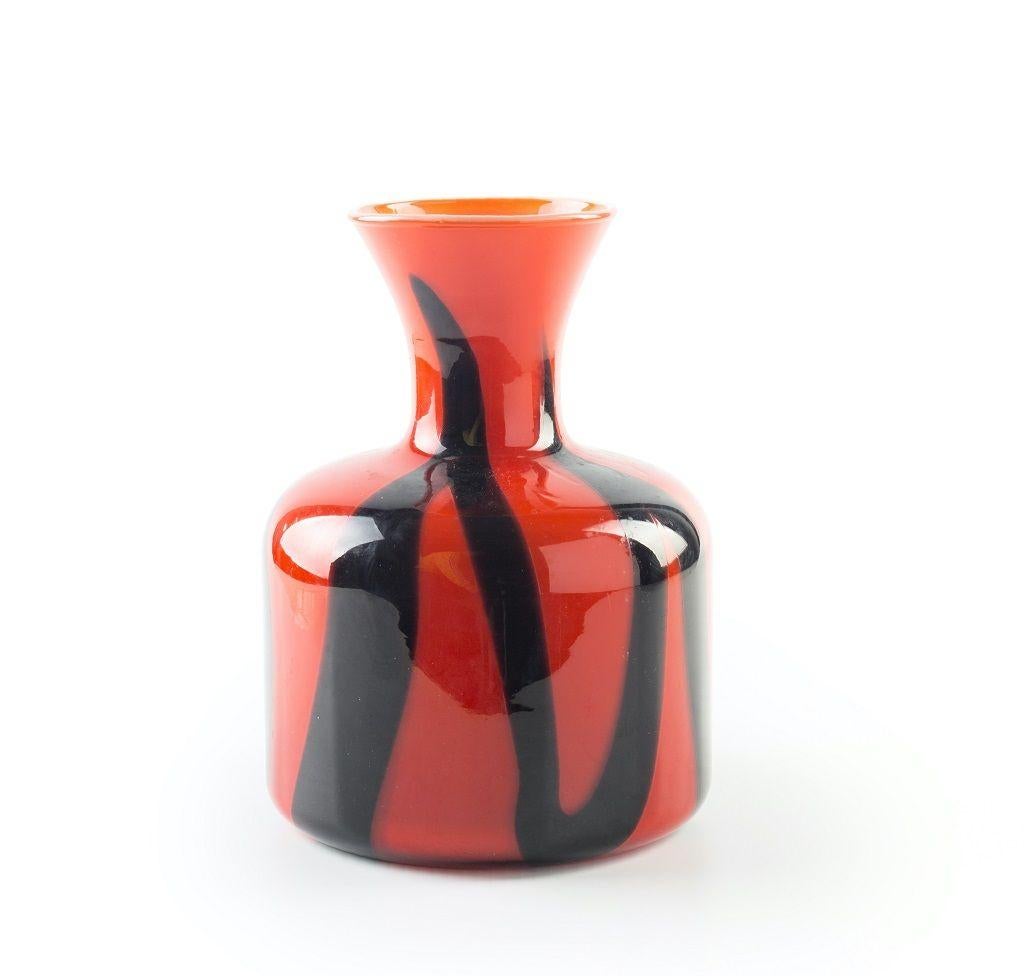 Red and black glass vase, realized in Northern Europe in the 1980s.

Excellent conditions.