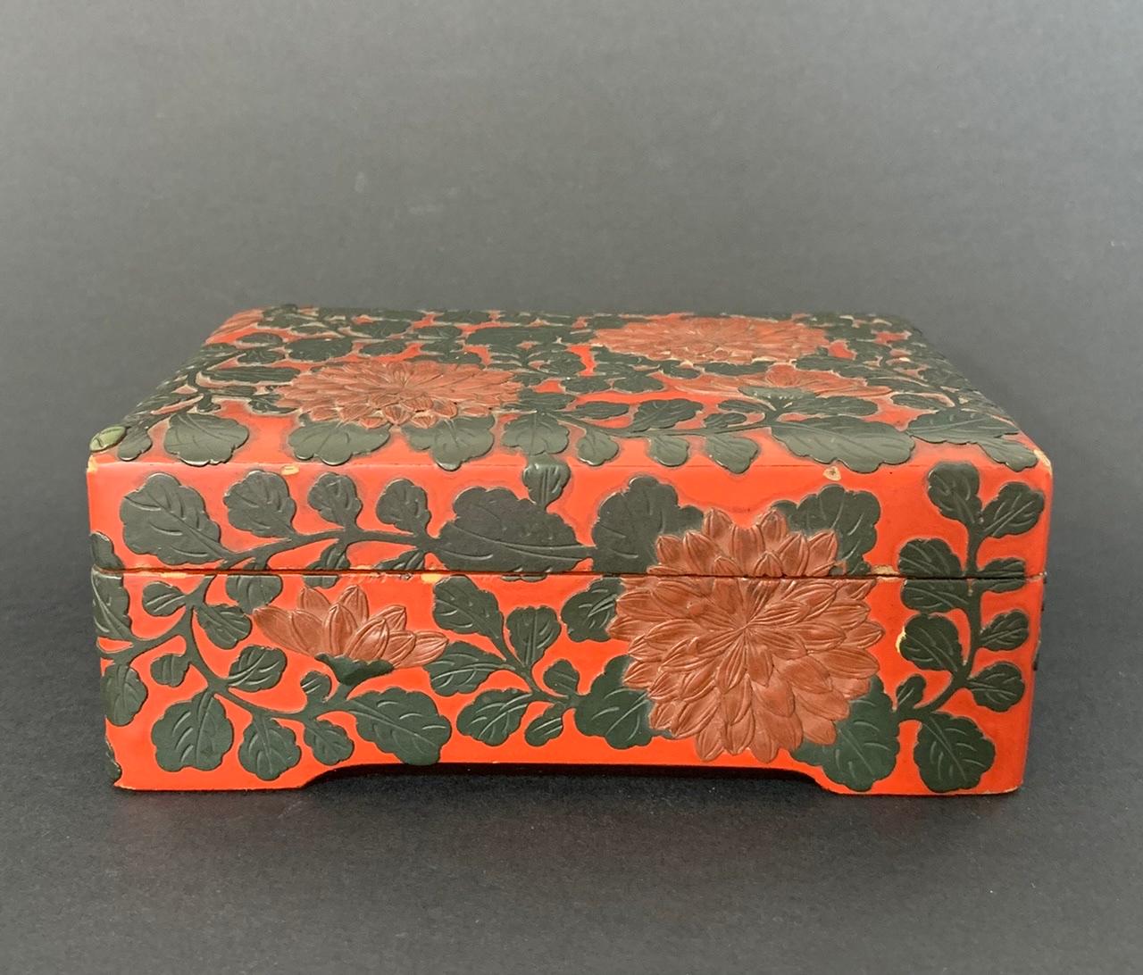 Red and Black Lacquered Cinnabar Chinese Box 19th Century 6