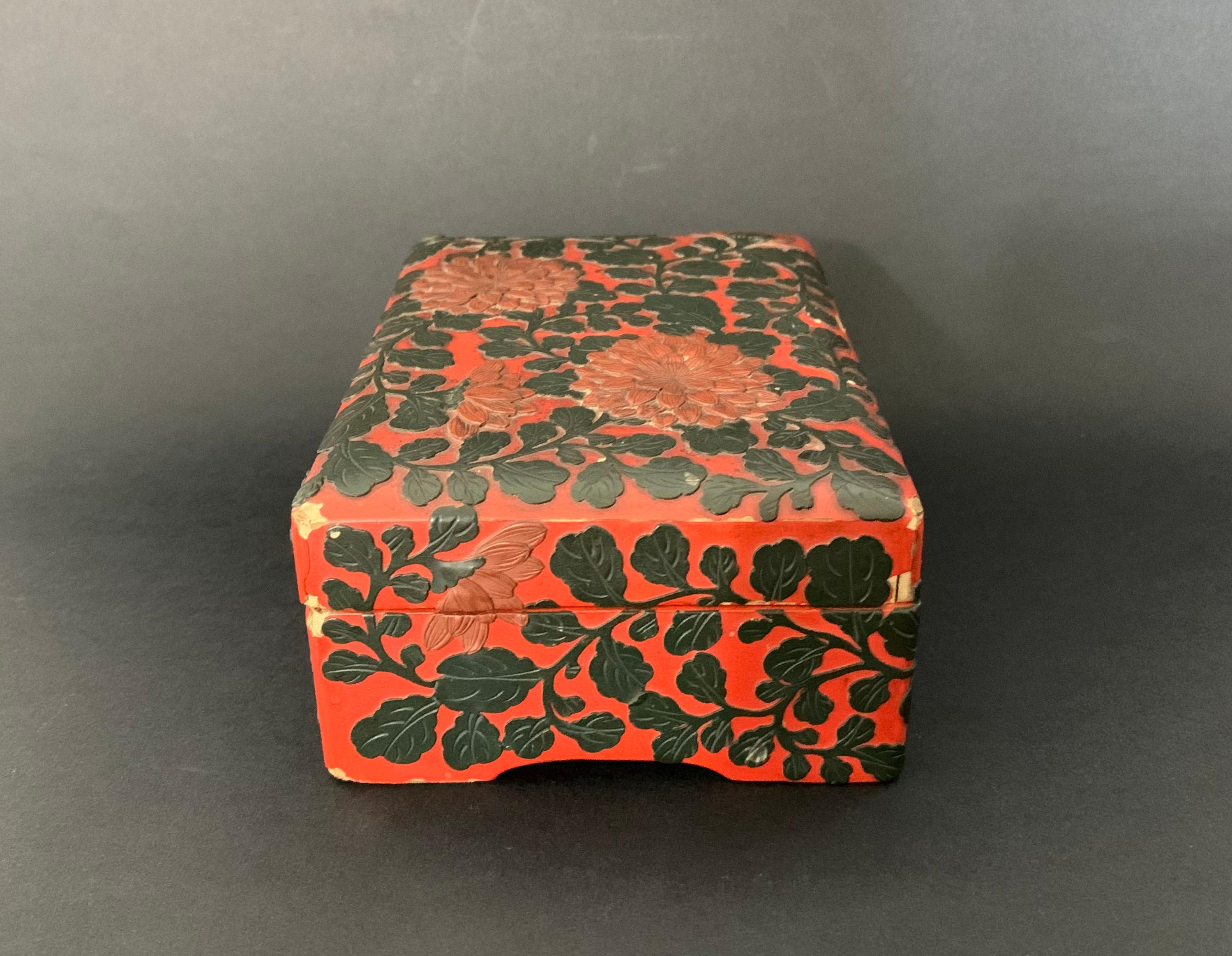 Red and Black Lacquered Cinnabar Chinese Box 19th Century 7