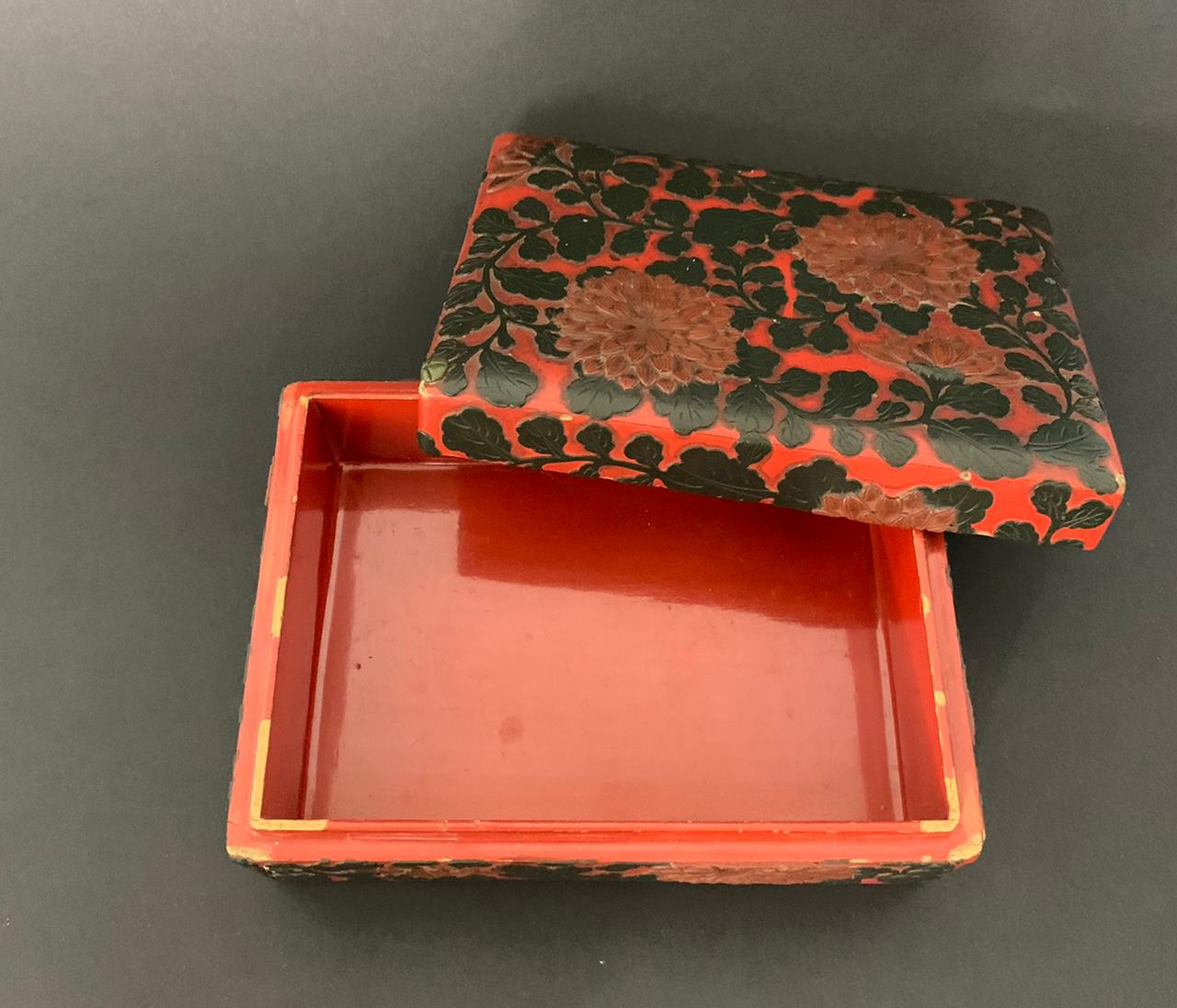 Red and Black Lacquered Cinnabar Chinese Box 19th Century 2