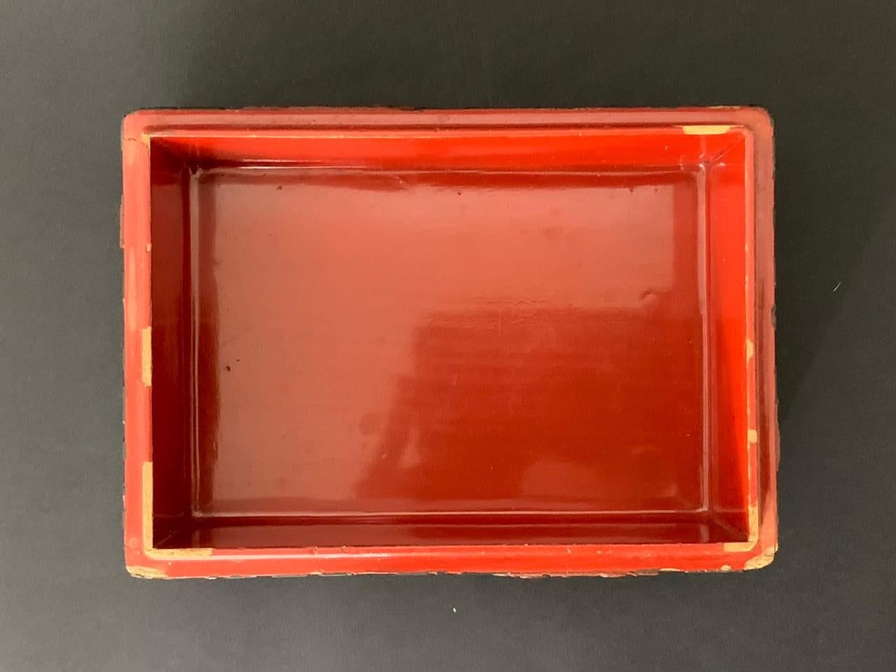 Red and Black Lacquered Cinnabar Chinese Box 19th Century 3