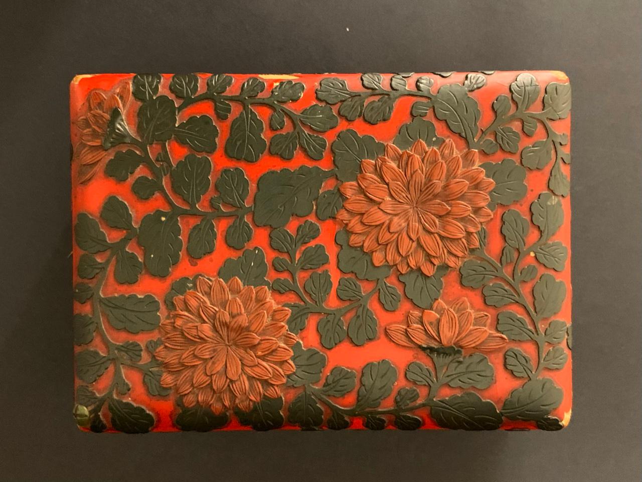 Red and Black Lacquered Cinnabar Chinese Box 19th Century 4