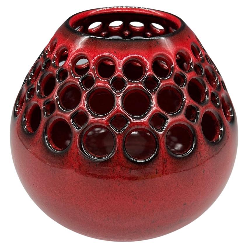 Vase en céramique percée rouge et noir en forme de goutte d'eau 