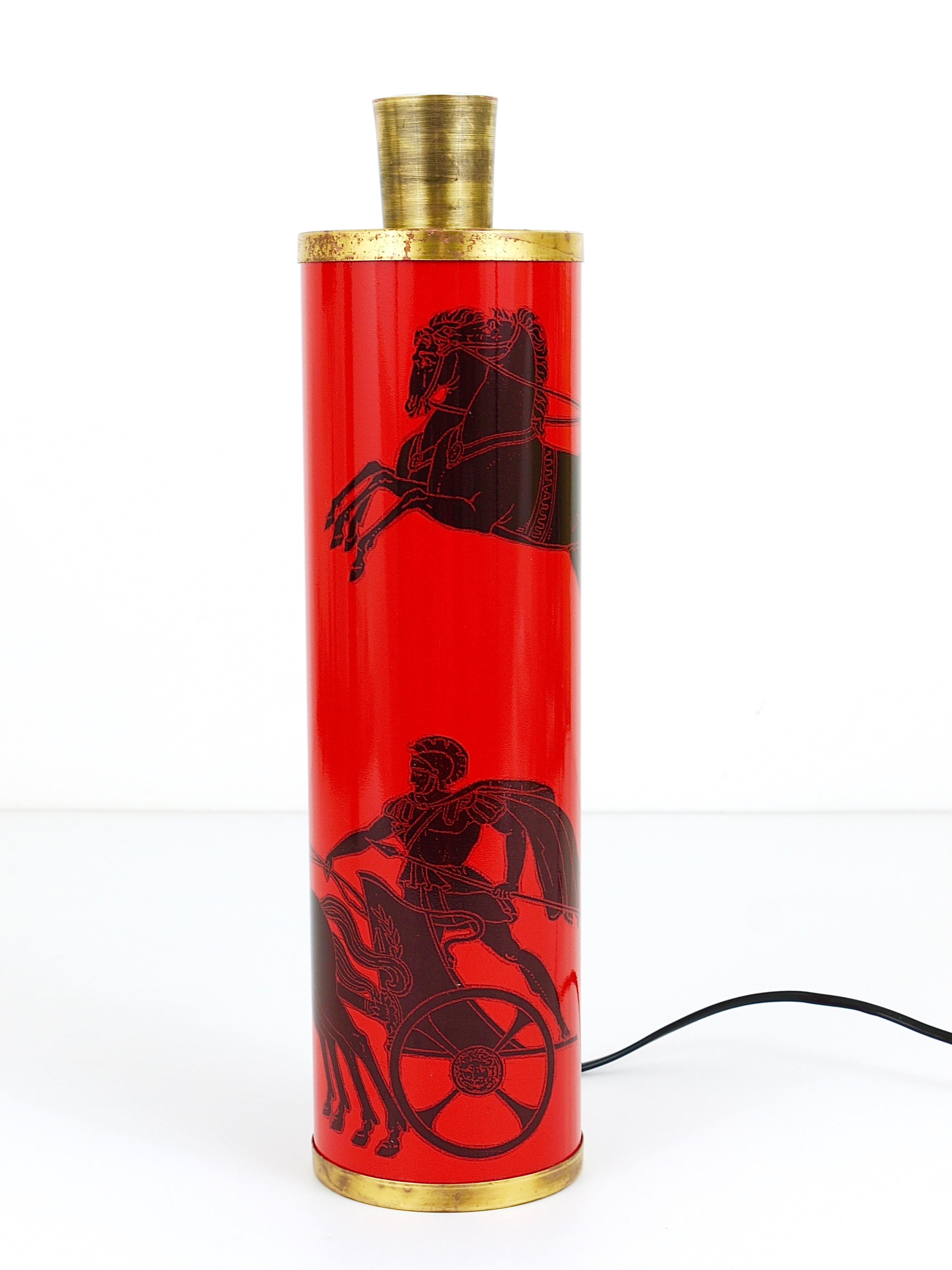 Une belle lampe de table ou d'appoint en métal émaillé rouge et noir des années 1950. Conçu par Piero Fornasetti pour l'Atelier Fornasetti, Milan, Italie. En très bon état avec une belle patine sur le métal doré. 