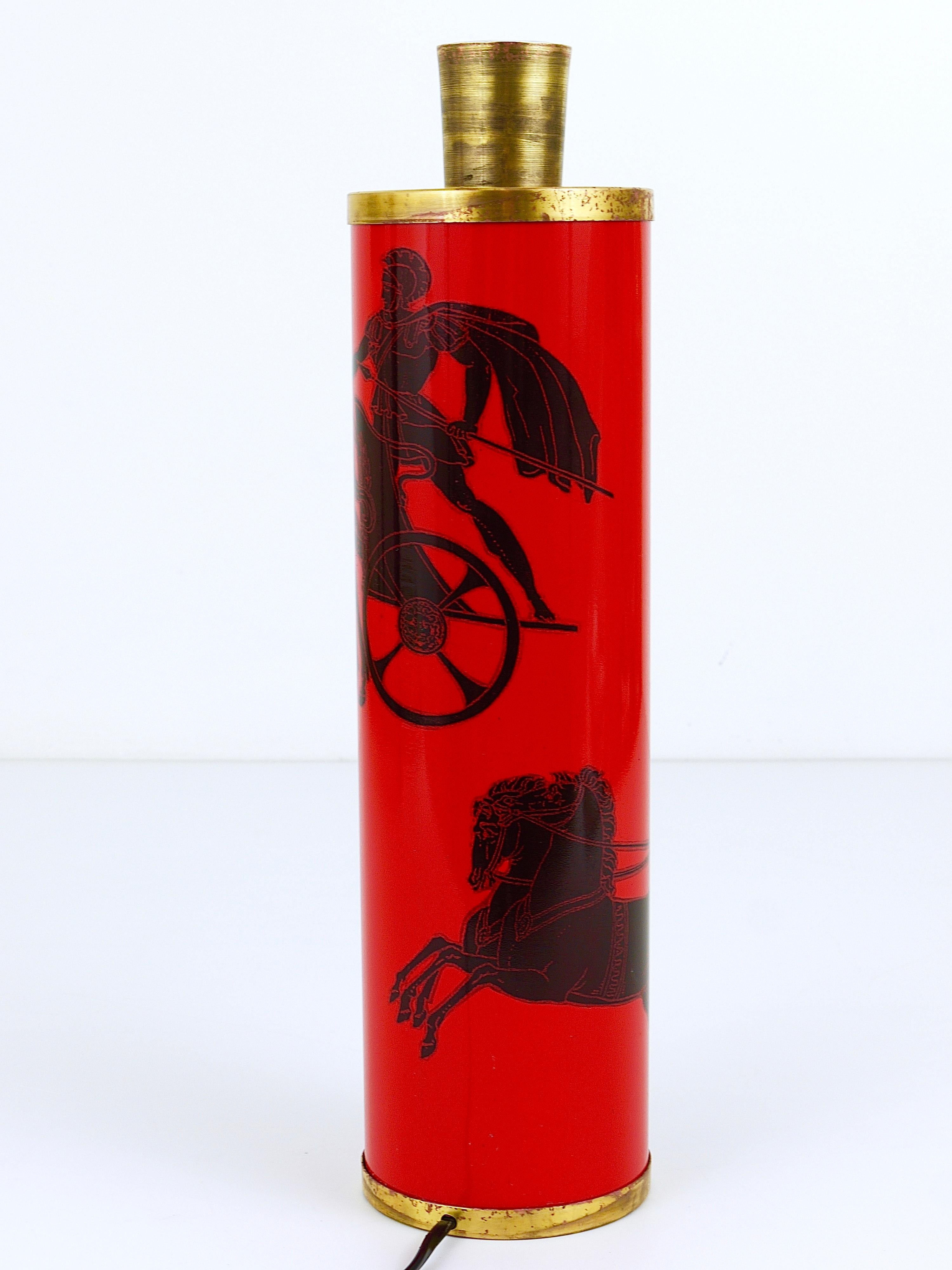 Rote und schwarze Piero Fornasetti griechische Krieger-Tischlampe aus der Mitte des Jahrhunderts, Italien, 1950er Jahre (Moderne der Mitte des Jahrhunderts) im Angebot