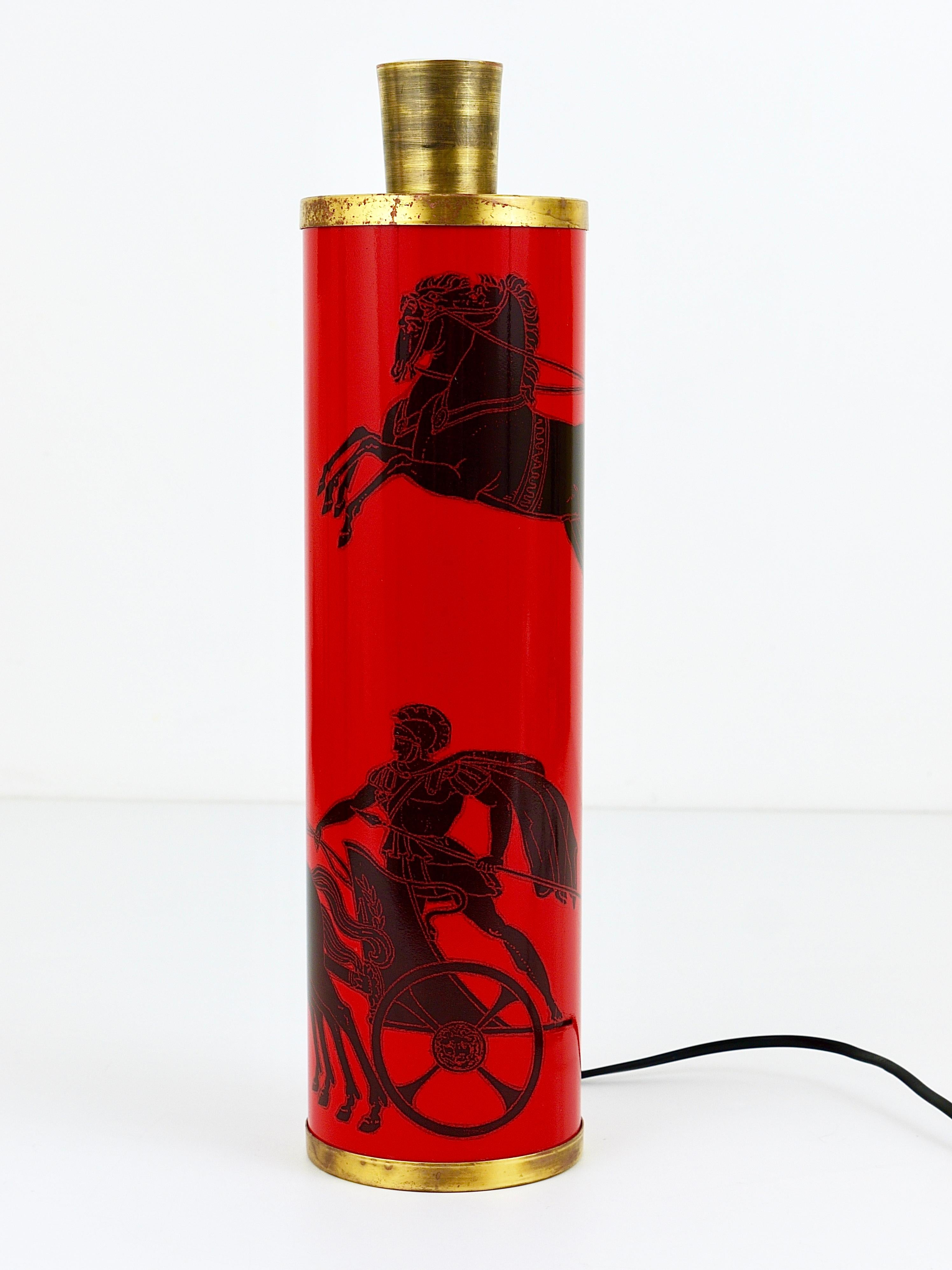 Rote und schwarze Piero Fornasetti griechische Krieger-Tischlampe aus der Mitte des Jahrhunderts, Italien, 1950er Jahre im Zustand „Gut“ im Angebot in Vienna, AT