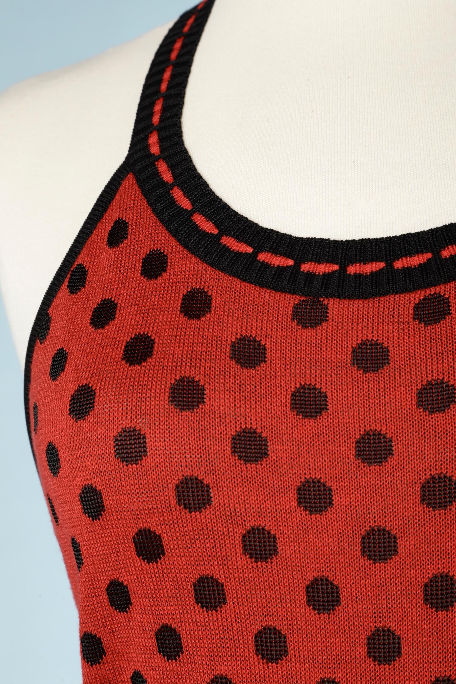 Vestido sin espalda de punto de lunares rojos y negros. 
TALLA S 