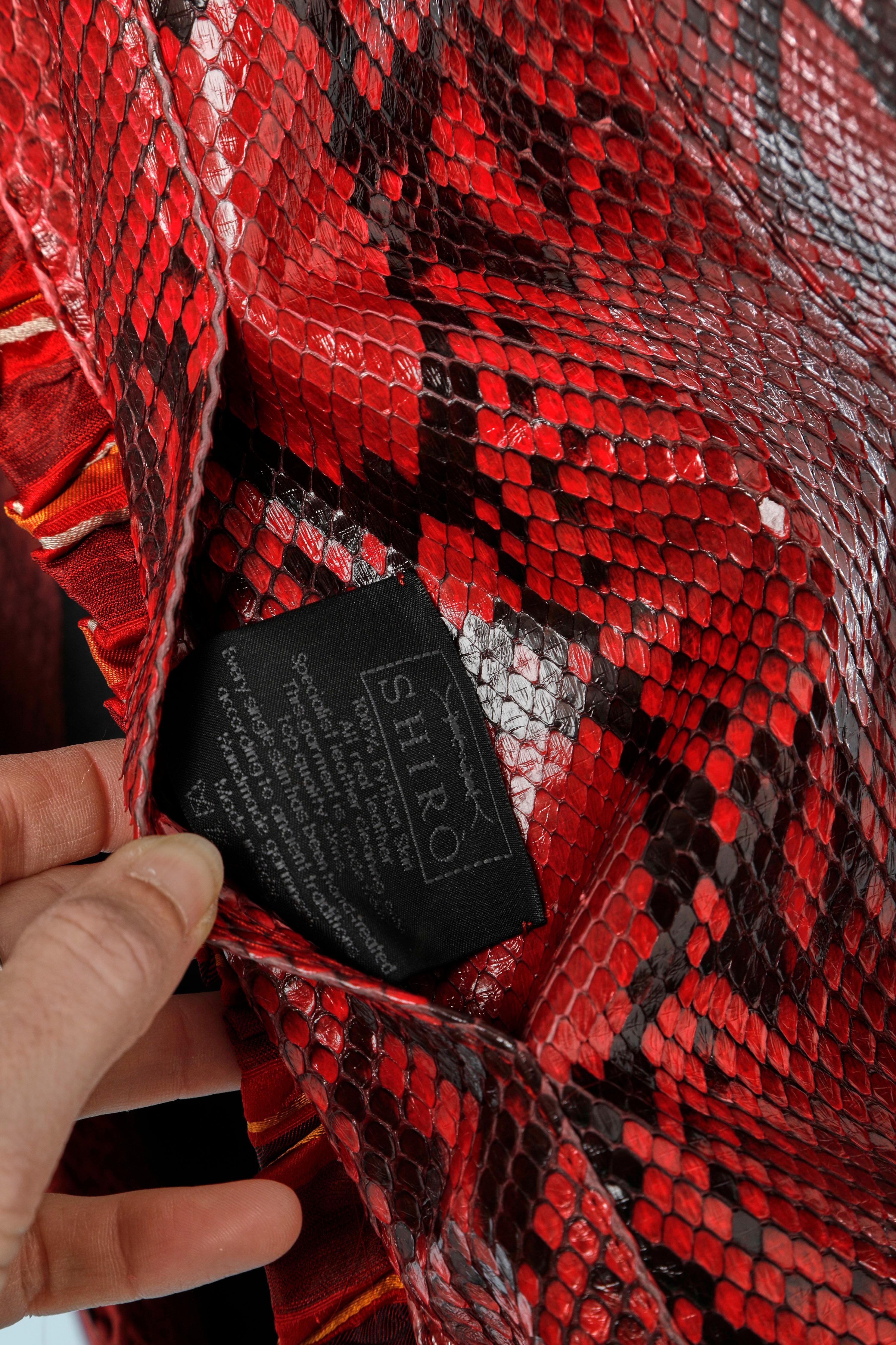 Veste en python rouge et noir Shiro 1