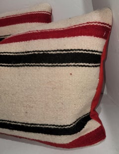 Almohadas manta a rayas rojas y negras