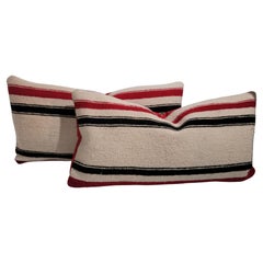Almohadas manta a rayas rojas y negras
