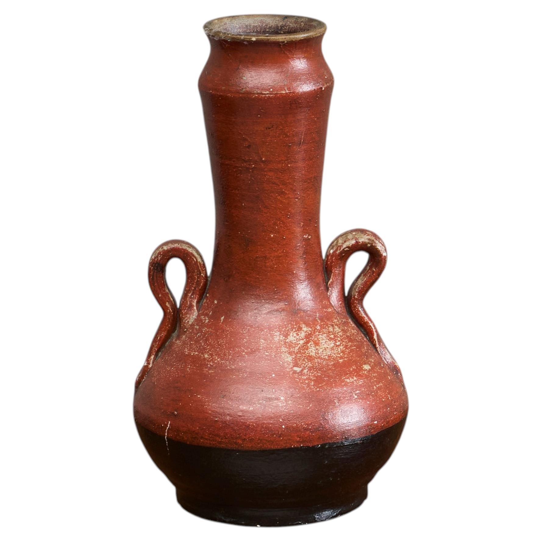 Vaso in Studio Pottery rosso e nero con manici scultorei, metà del XX secolo in vendita