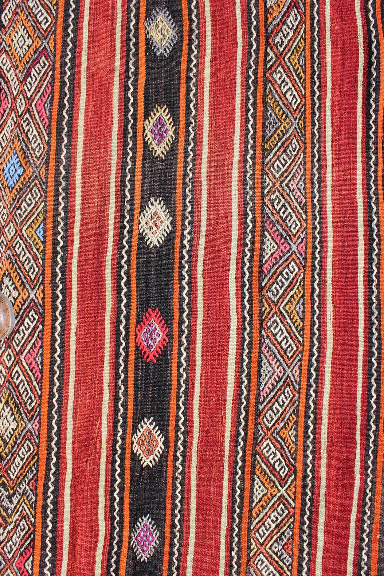 Rot und Schwarzes türkisches besticktes Flachgewebe in modernem gestreiftem Design, Vintage (Kelim) im Angebot