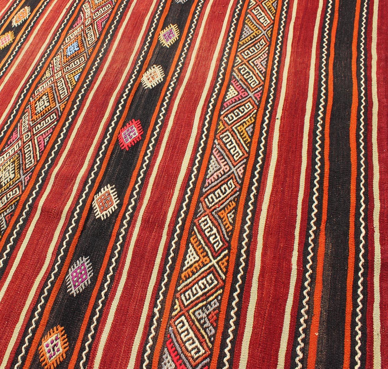 Tejido Plano Bordado Turco Vintage Rojo y Negro en Moderno Diseño de Rayas Lana en venta