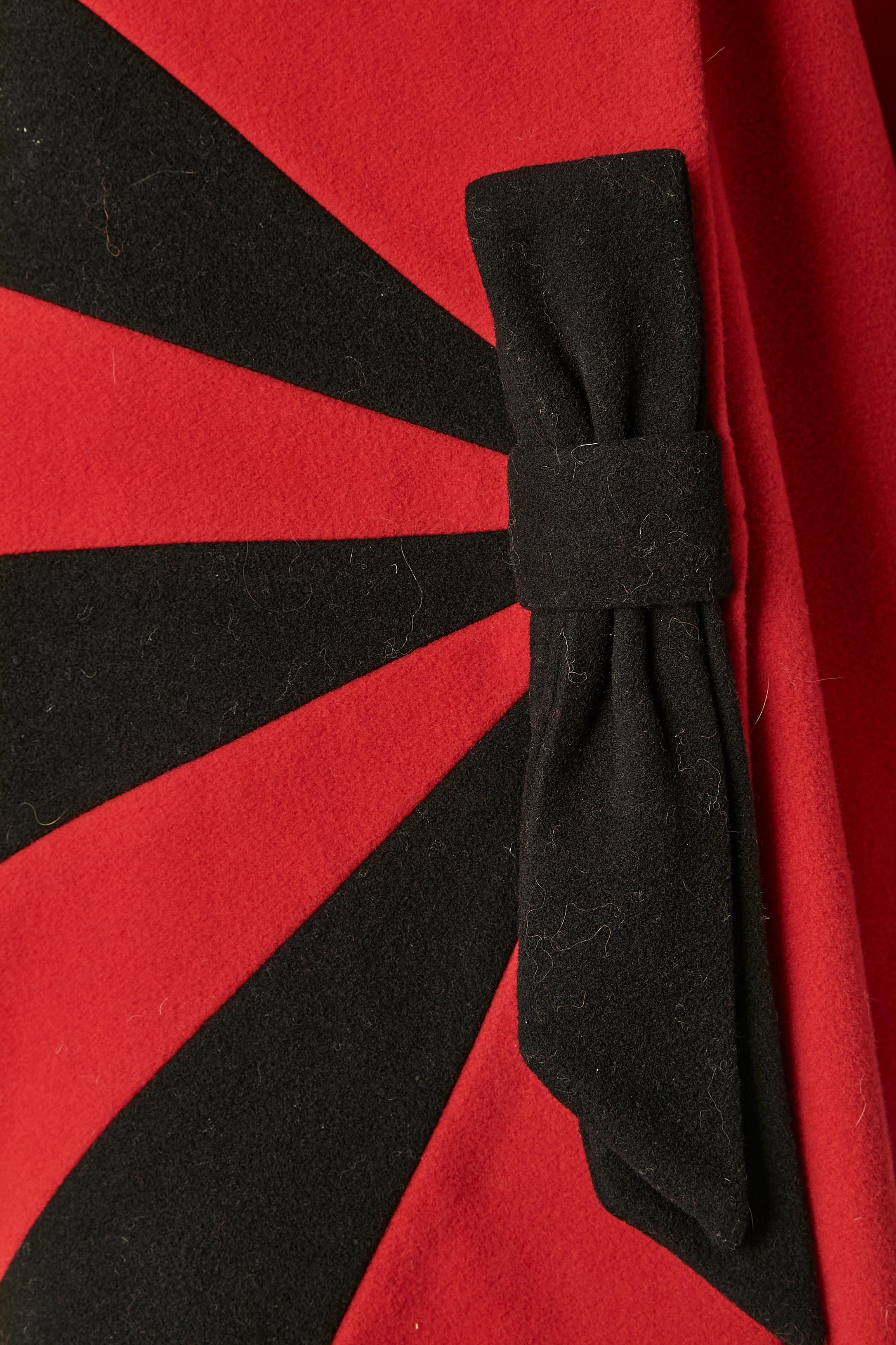 Zweireihiger Mantel aus roter und schwarzer Wolle und Kaschmir.Zweireihiger Mantel aus roter und schwarzer Wolle und Kaschmir. Dekorative Schleife in der vorderen Mitte
GRÖSSE 46 (It) 42 (Fr) L 
