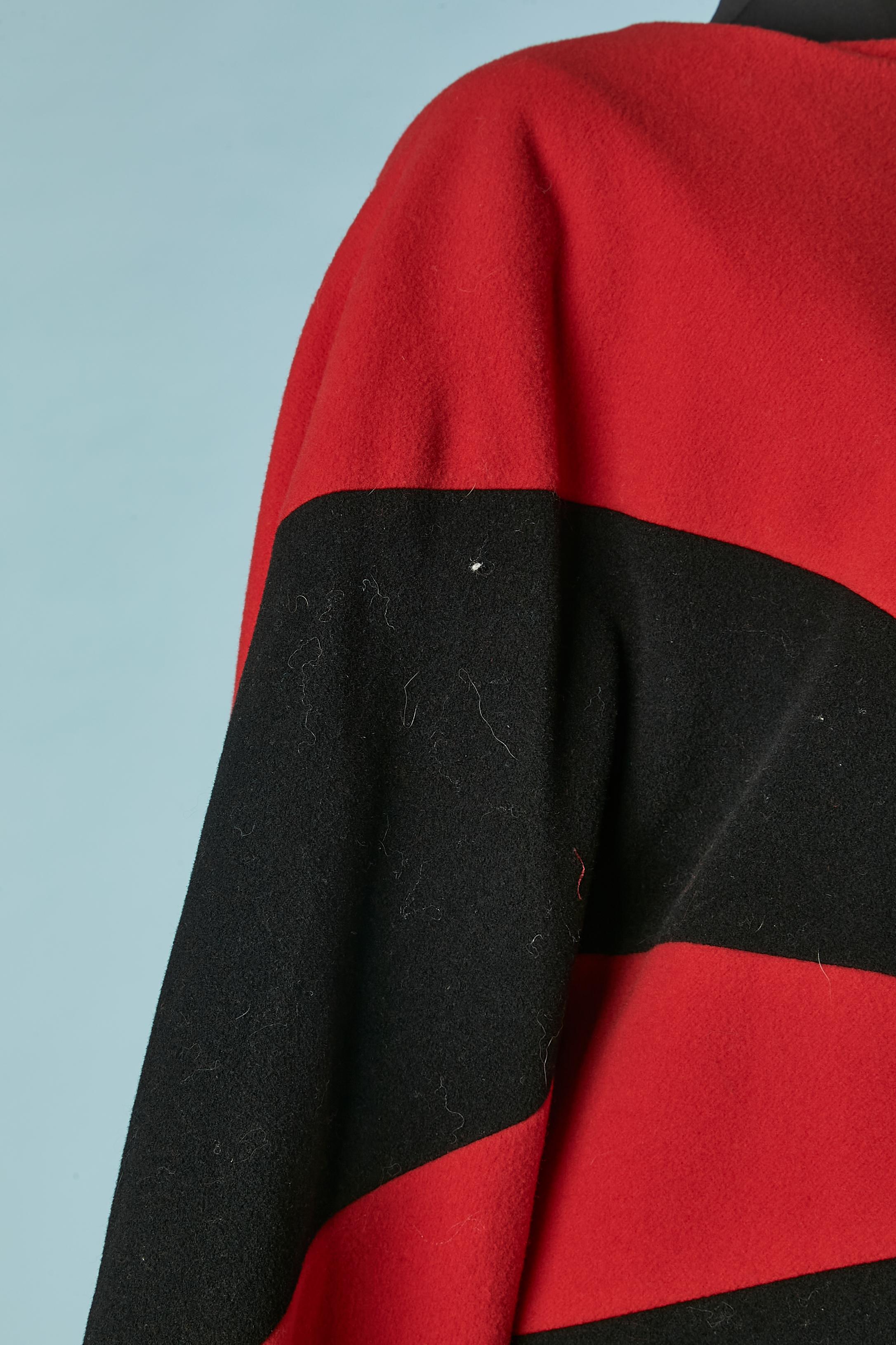 Roter und schwarzer doppelreihiger Mantel aus Wolle und Kaschmir von Pierre Cardin, ca. 1970er Jahre  im Zustand „Hervorragend“ im Angebot in Saint-Ouen-Sur-Seine, FR