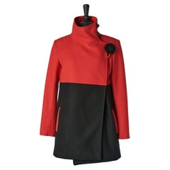 Manteau en laine rouge et noir avec un bouton oversize JC DE CASTELBAJAC