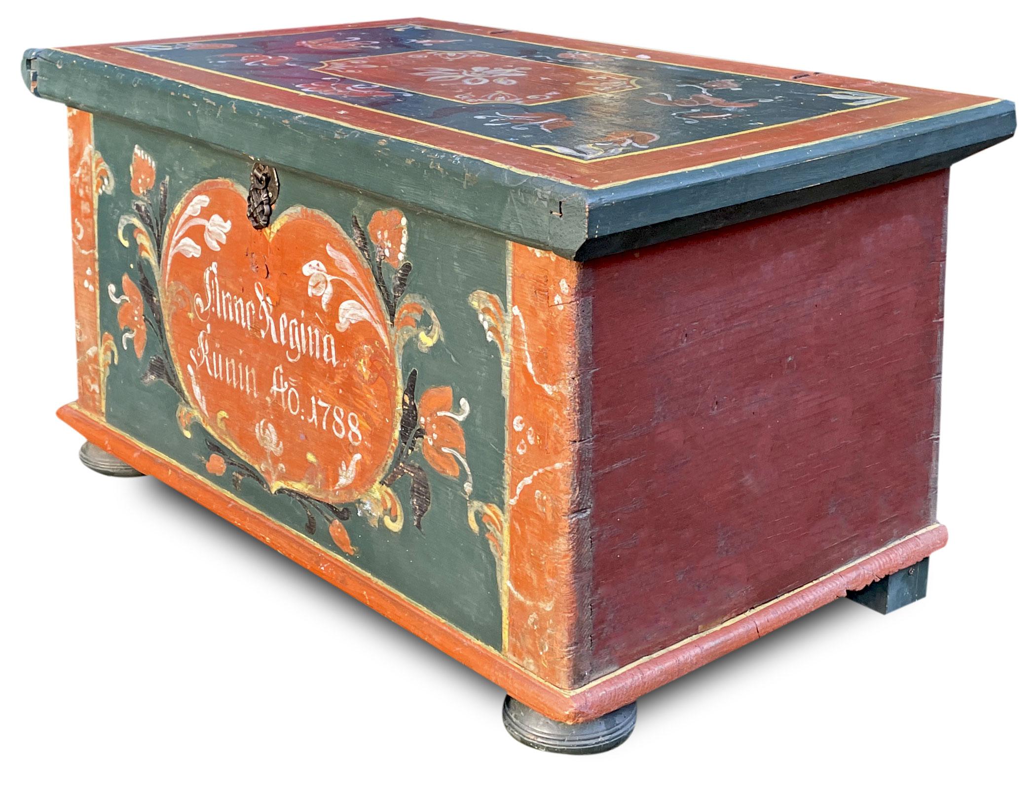 Small antique painted chest - Tyrol (Alps)

Measures: H.43 - L.80 - P.48

Small antique decorated chest, partially restored. Entirely painted in petroleum blue, it has large spaces over the entire surface decorated with floral motifs on a red