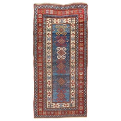 Tapis caucasien ancien rouge et bleu avec médaillons tribaux verticaux