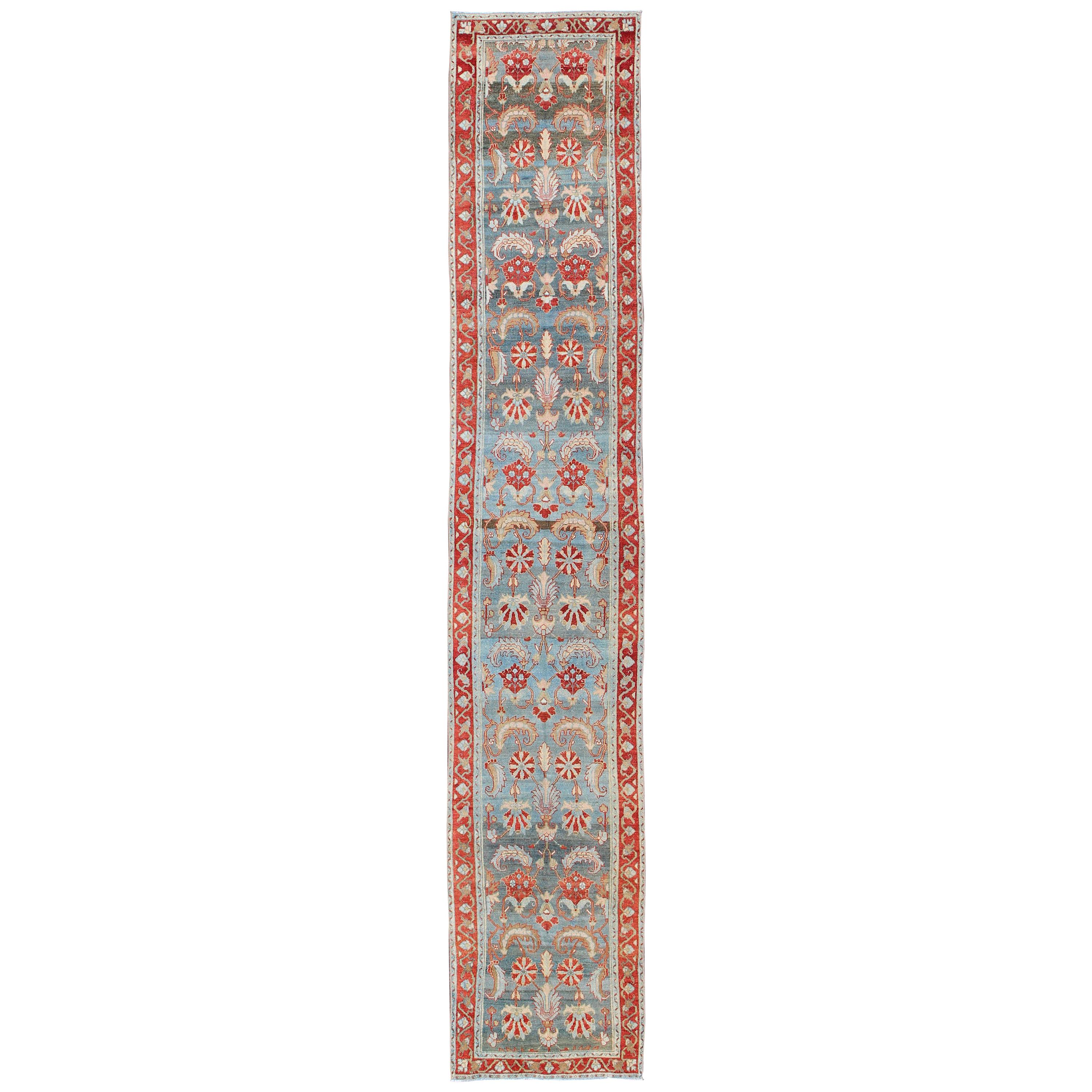Tapis de couloir persan ancien Hamedan rouge et bleu avec motif géométrique sur toute sa surface