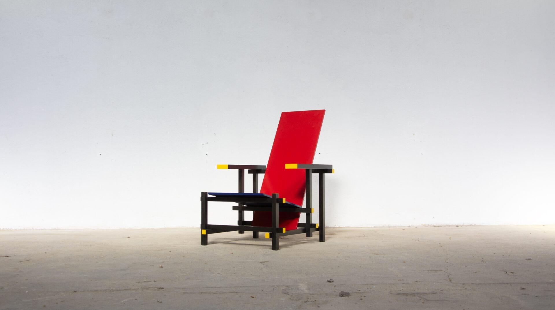 Rot-blauer Stuhl Gerrit Rietveld Cassina Edition

Vintage Roter und blauer Stuhl des niederländischen Designers Gerrit Rietveld. Produziert seit 1973 vom italienischen Hersteller Cassina.

Auf dem Rahmen sind die Herstellermarke und die Seriennummer