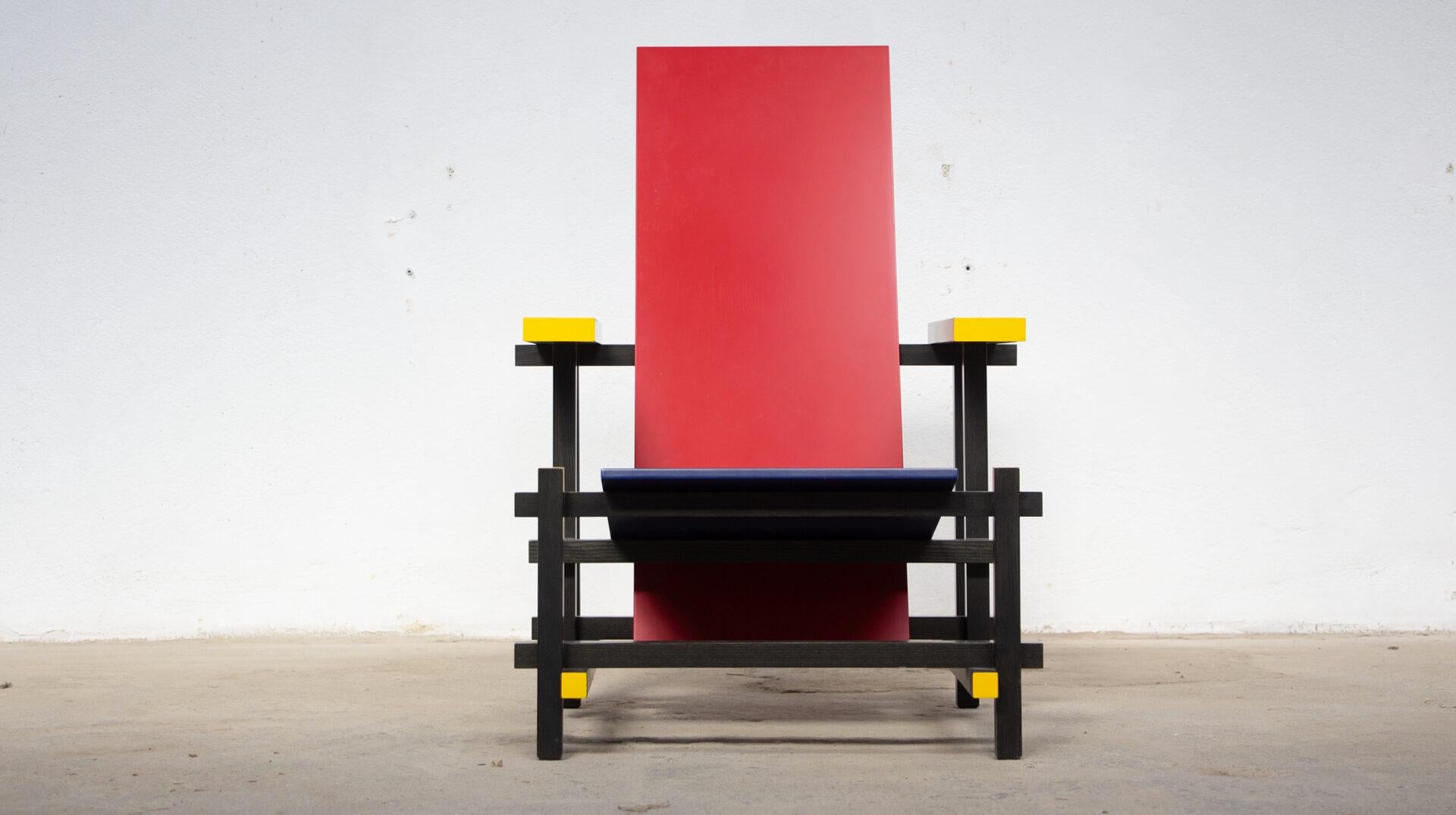 Rot-blauer Stuhl von Gerrit Rietveld für Cassina (De Stijl) im Angebot