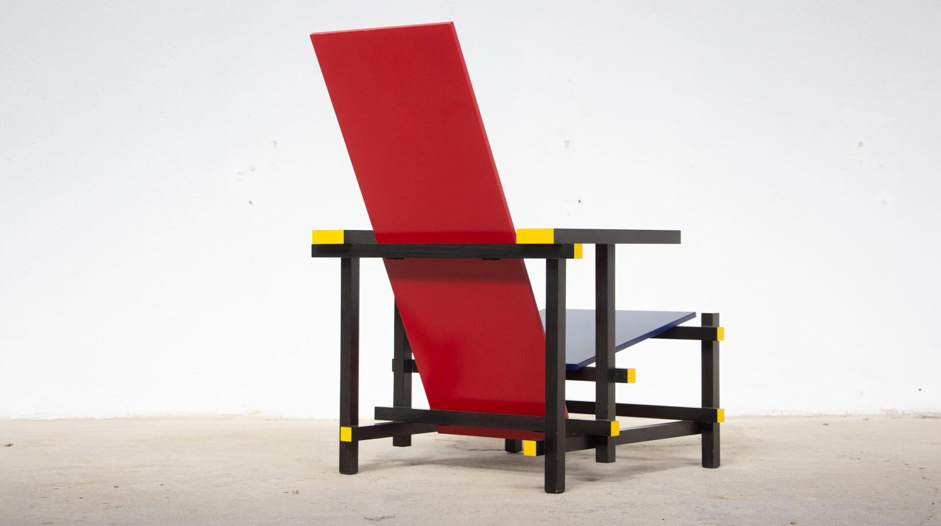 Rot-blauer Stuhl von Gerrit Rietveld für Cassina im Zustand „Gut“ im Angebot in LYON, FR
