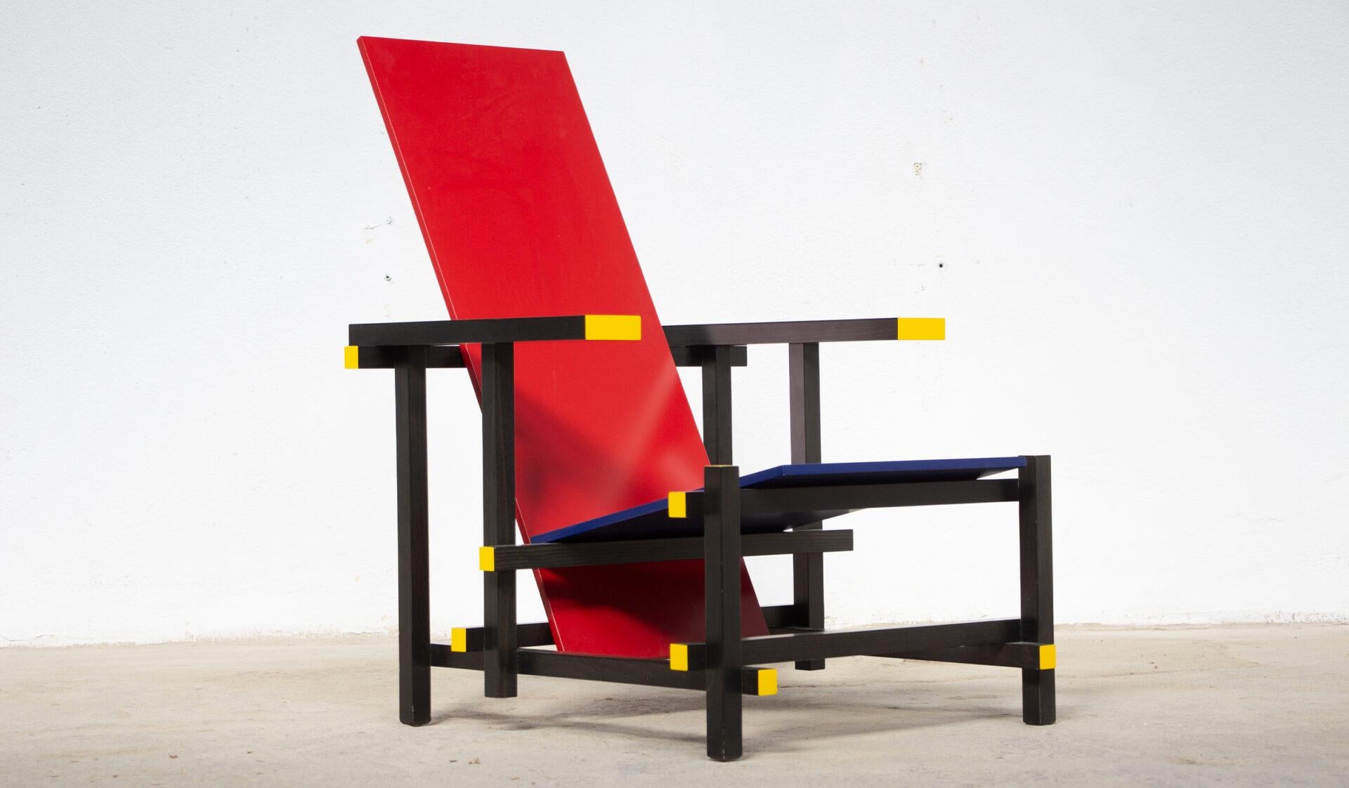 Rot-blauer Stuhl von Gerrit Rietveld für Cassina (20. Jahrhundert) im Angebot