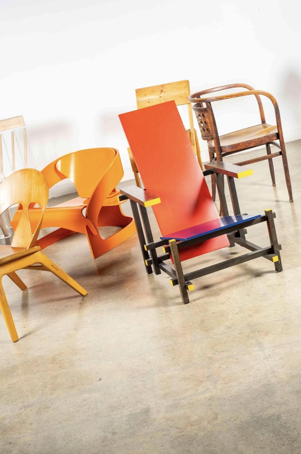 chaise rouge et bleue dimensions