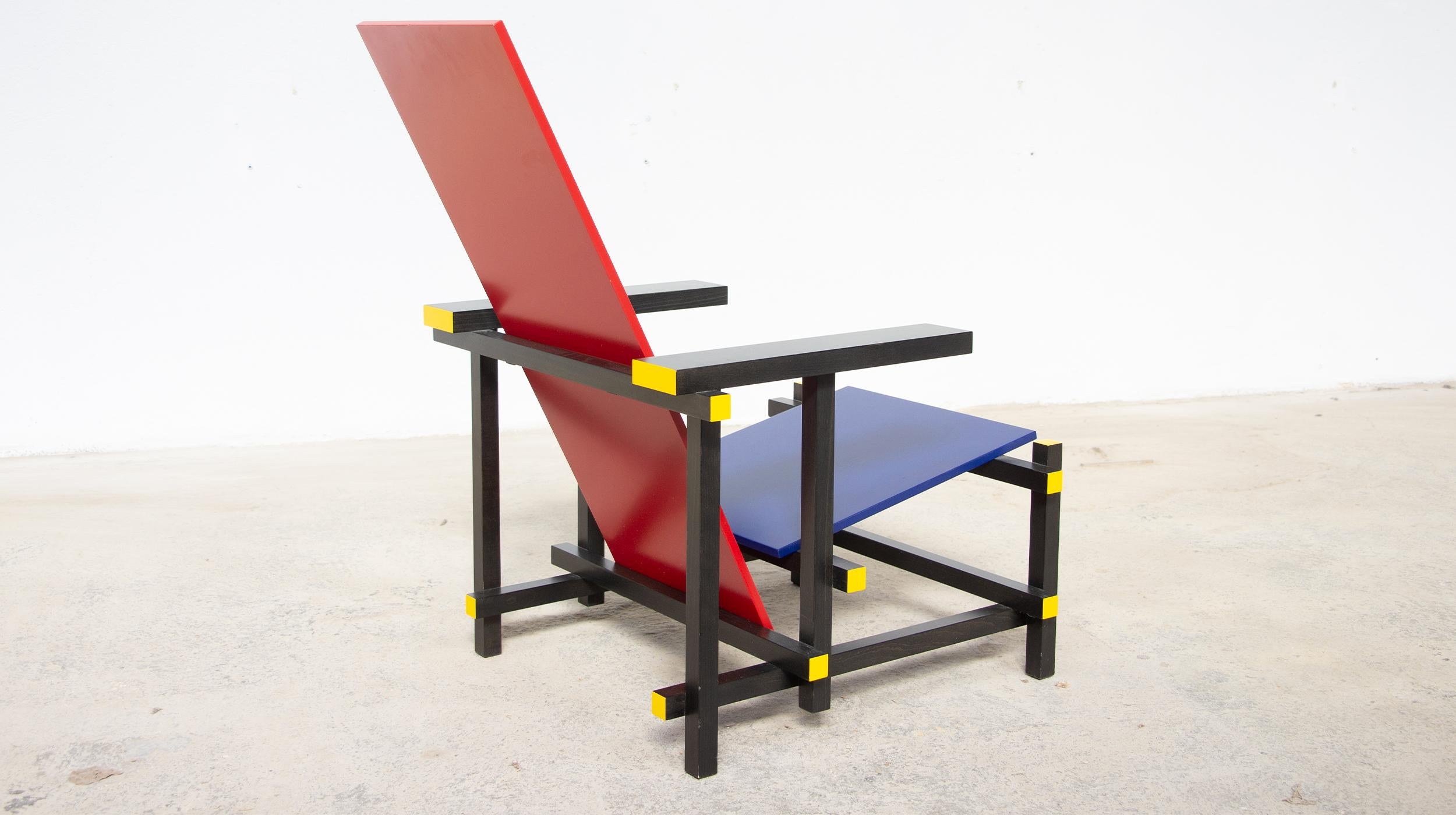 Red and blue chair Gerrit Rietveld for Cassina In Good Condition For Sale In LYON, FR