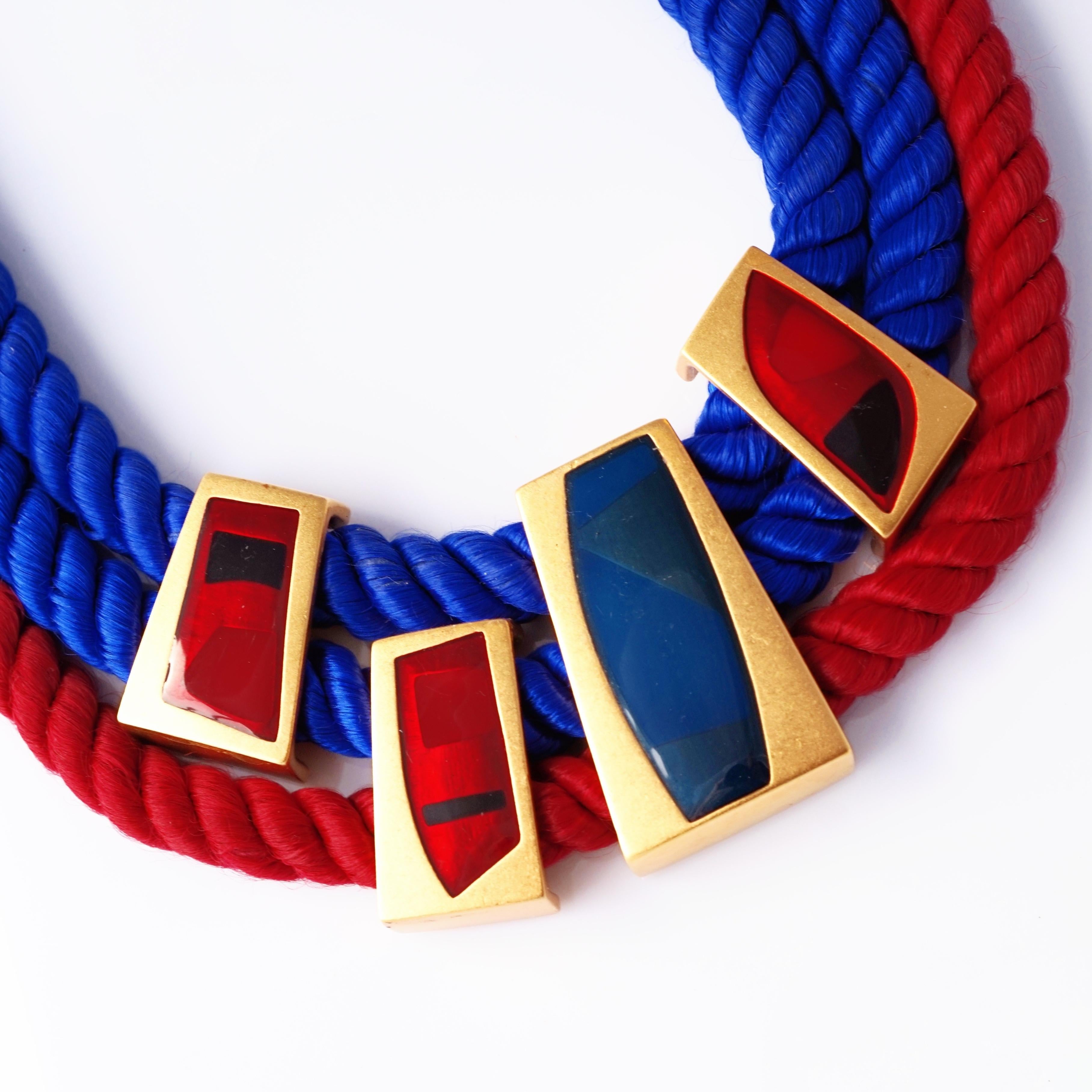 Moderne Collier de corde moderniste rouge et bleu 