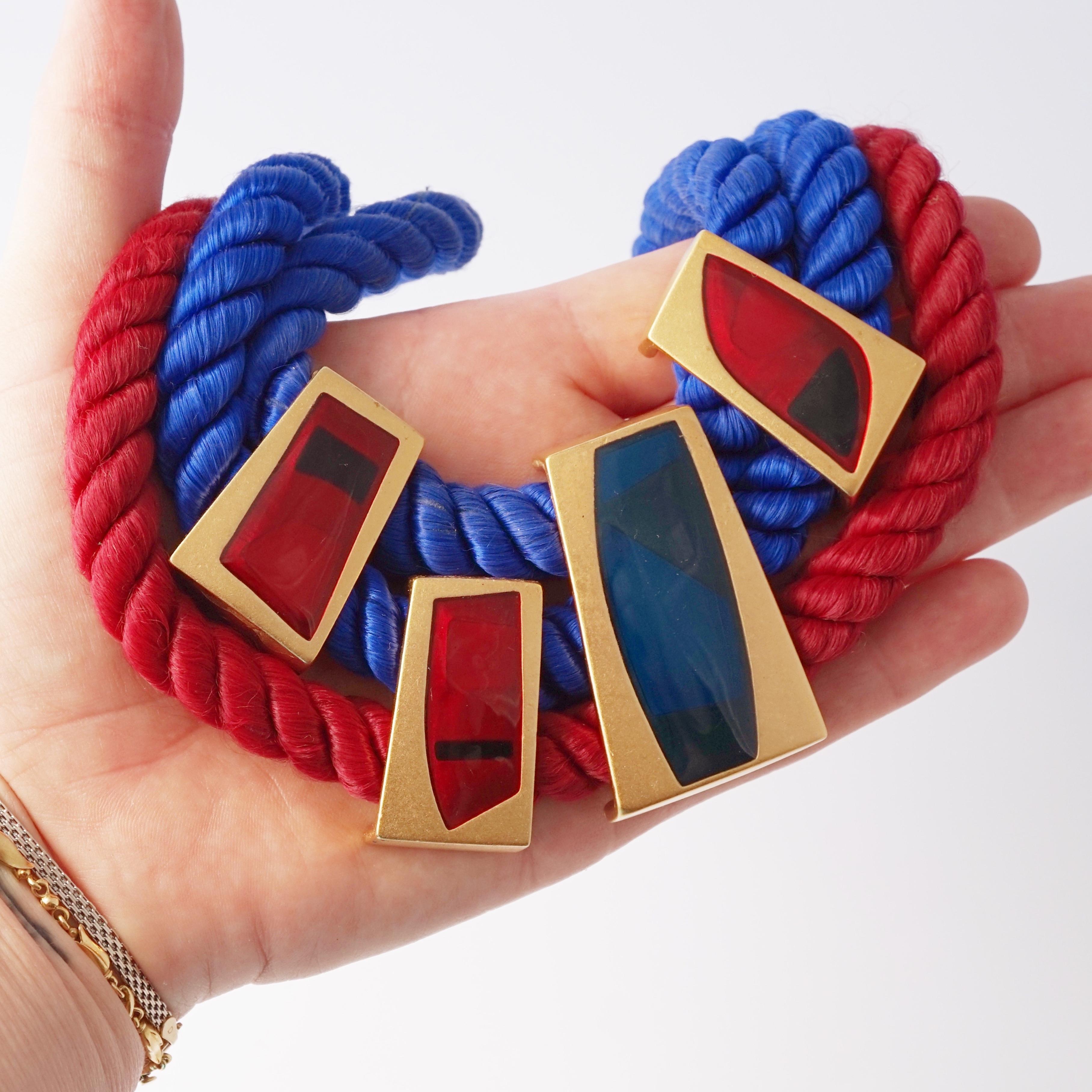 Collier de corde moderniste rouge et bleu 