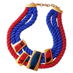 Collier de corde moderniste rouge et bleu "Directives" de Monet, années 1980