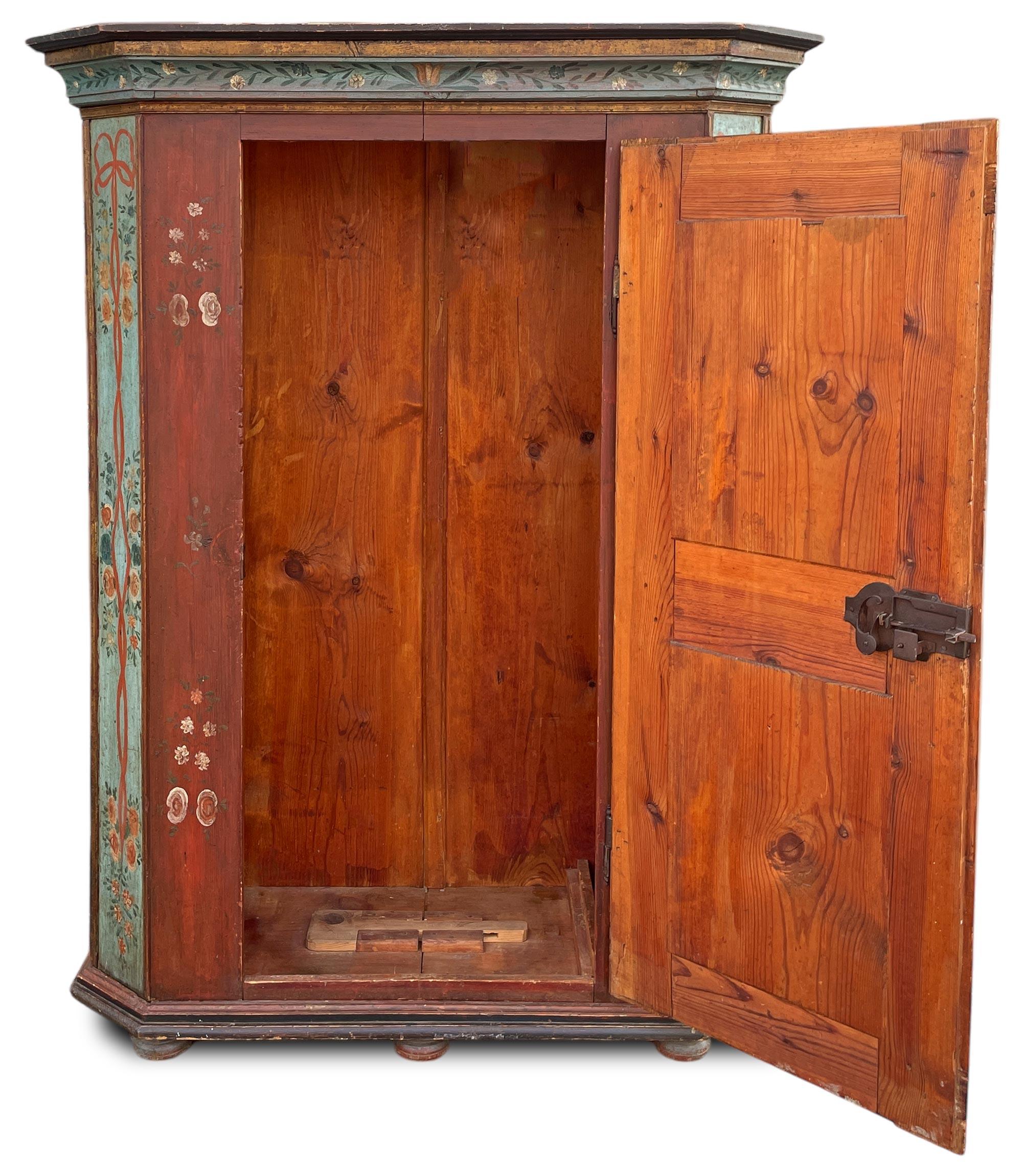 Red and Blue FLoral Painted Cupboard - 1793 In condizioni buone in vendita a Vo', Veneto
