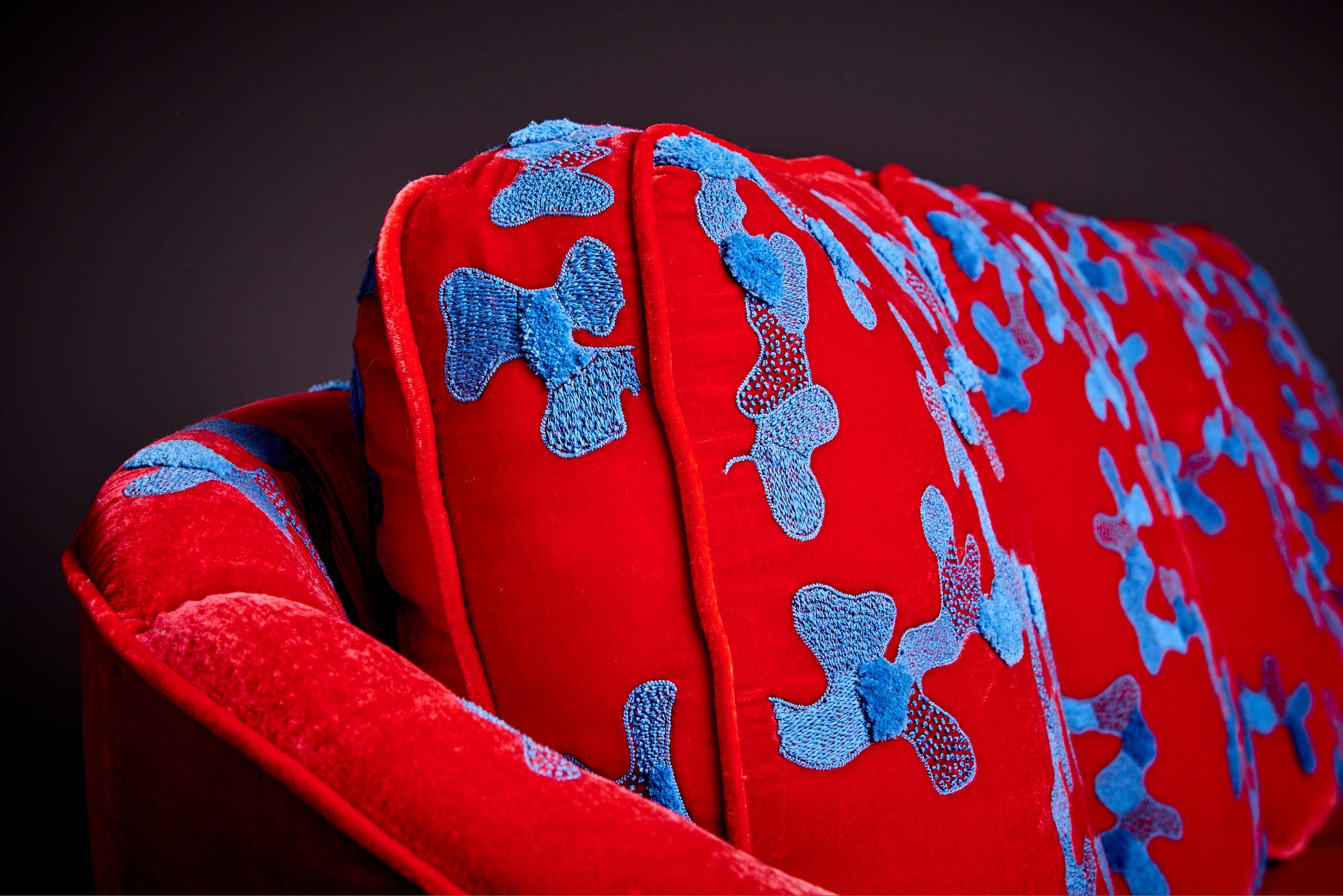 Canapé Harvey Probber rouge et bleu avec jupe en tissu brodé à la main par Jackie Excellent état - En vente à Berlin, DE