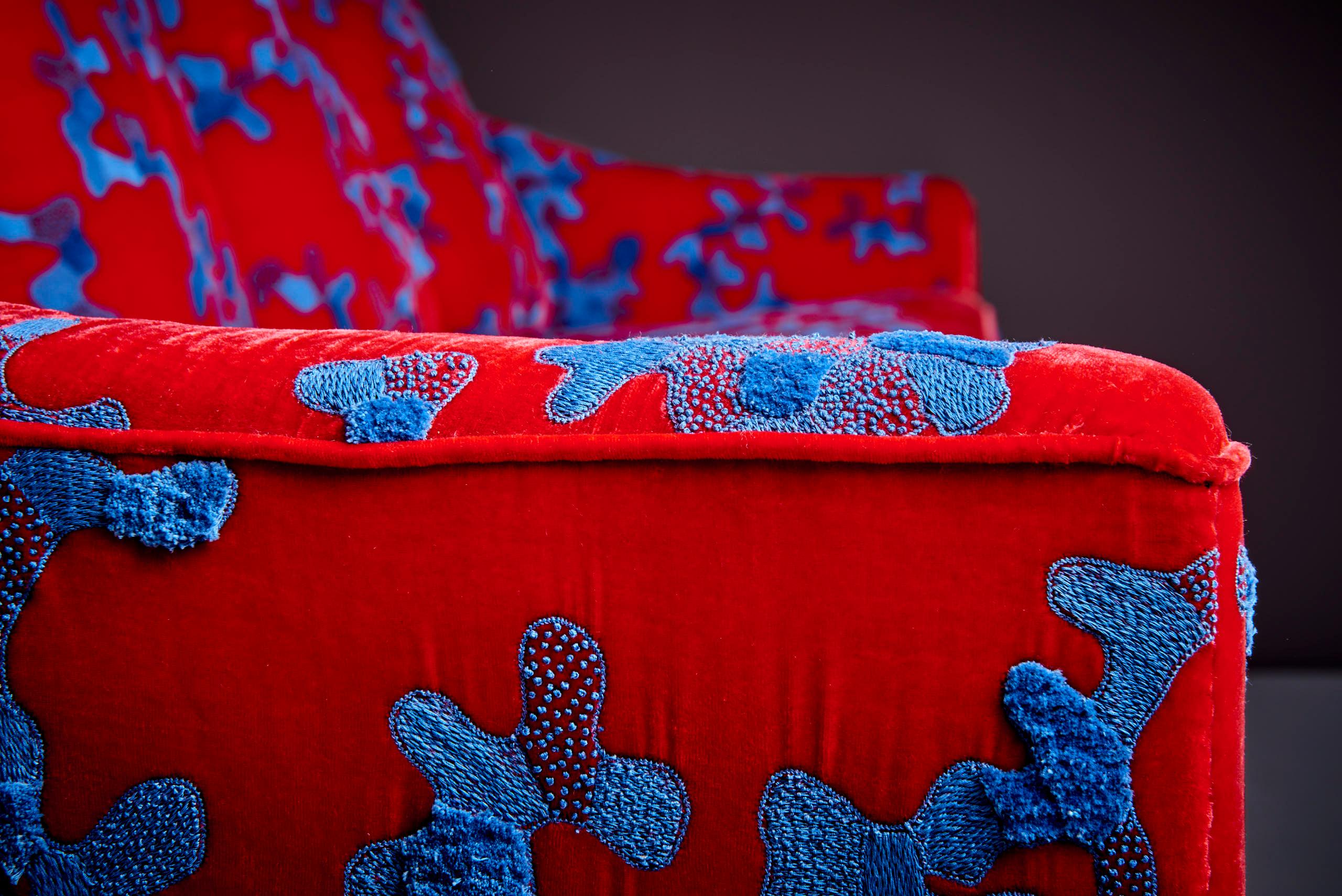 Milieu du XXe siècle Canapé Harvey Probber rouge et bleu avec jupe en tissu brodé à la main par Jackie en vente